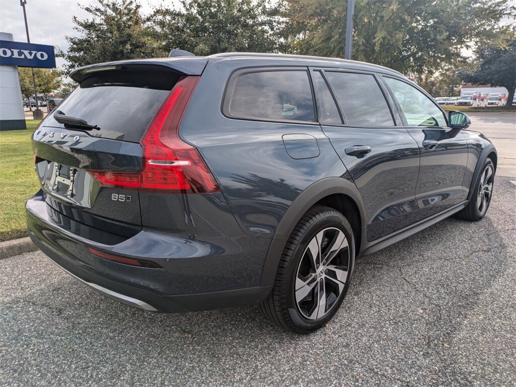 2023 Volvo V60 Cross Country B5 AWD Plus photo 3