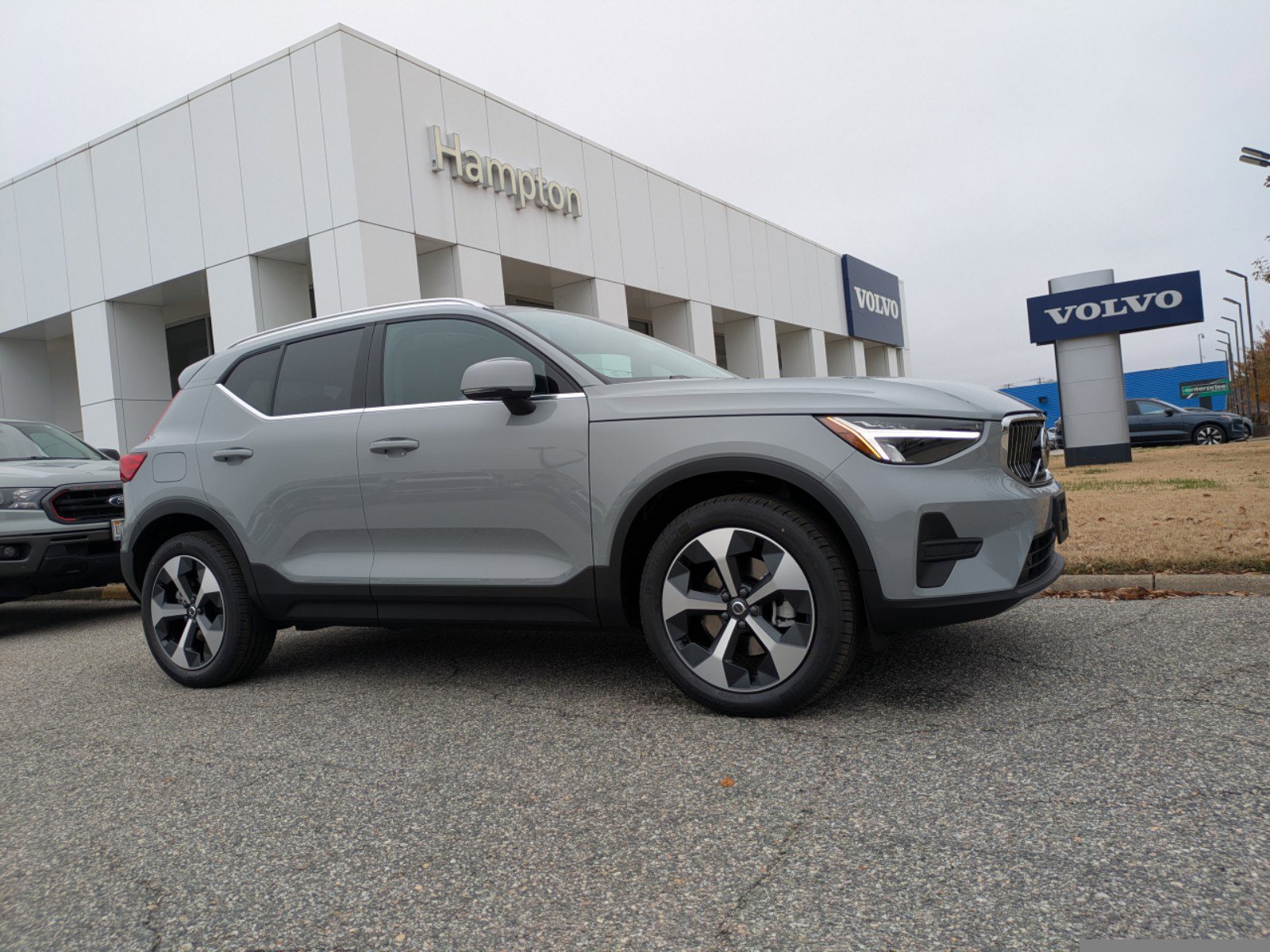 2025 Volvo XC40 Core photo 2