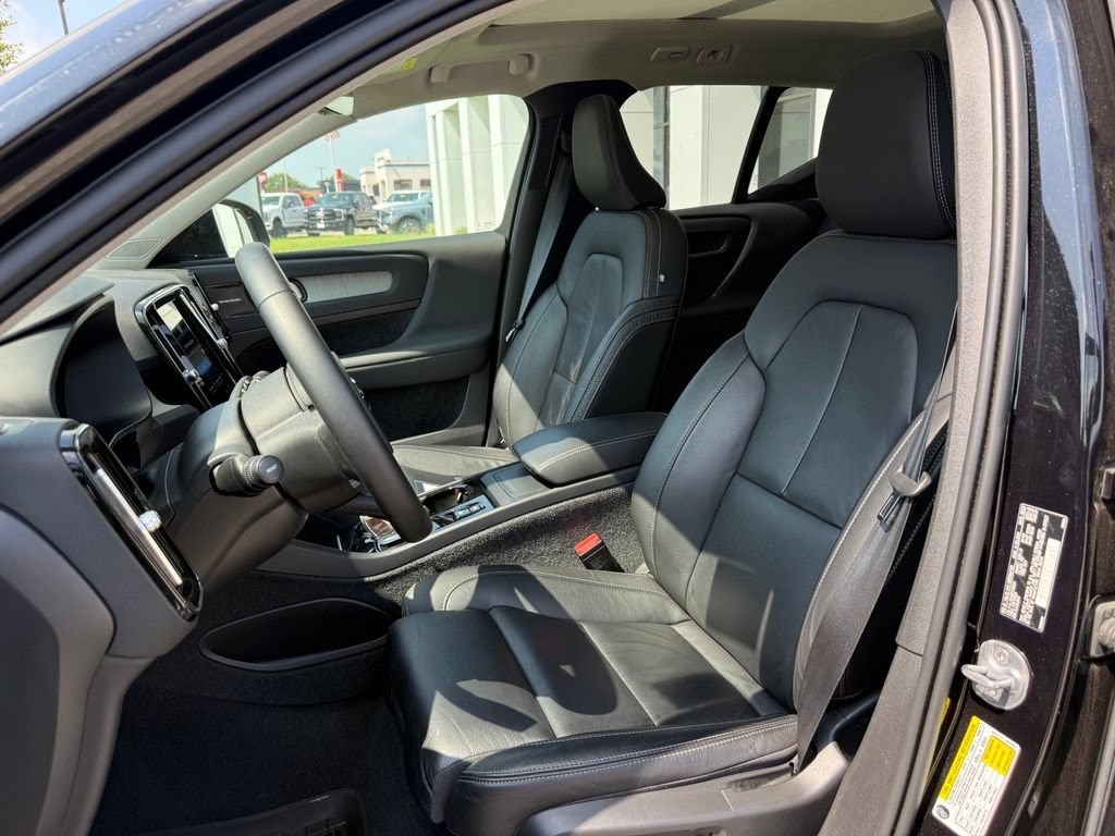 Used 2023 Volvo XC40 Ultimate Dark Theme B5 AWD Ultimate Dark Theme