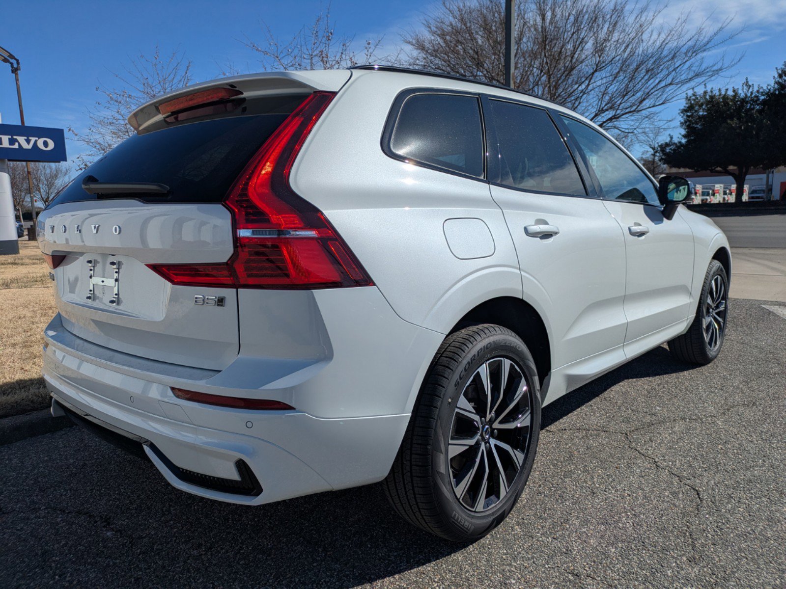 2025 Volvo XC60 B5 Core photo 4
