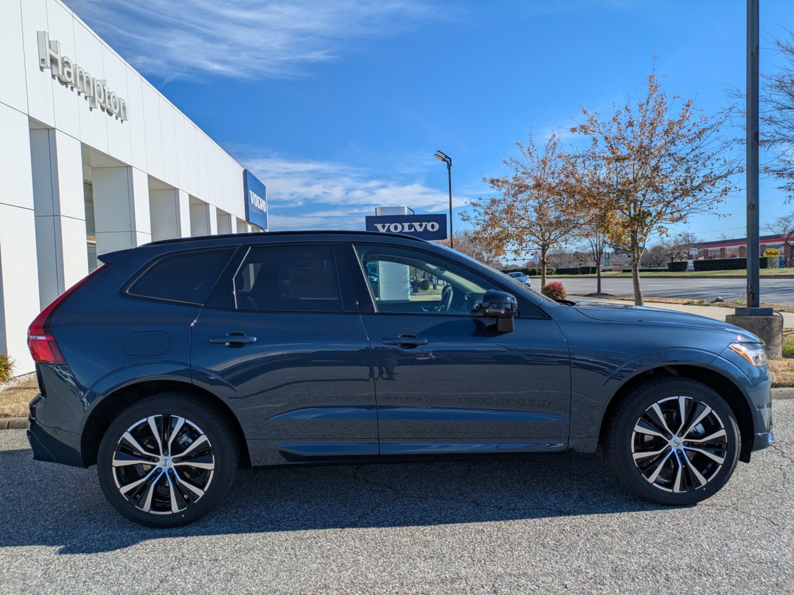 2025 Volvo XC60 B5 Plus photo 3