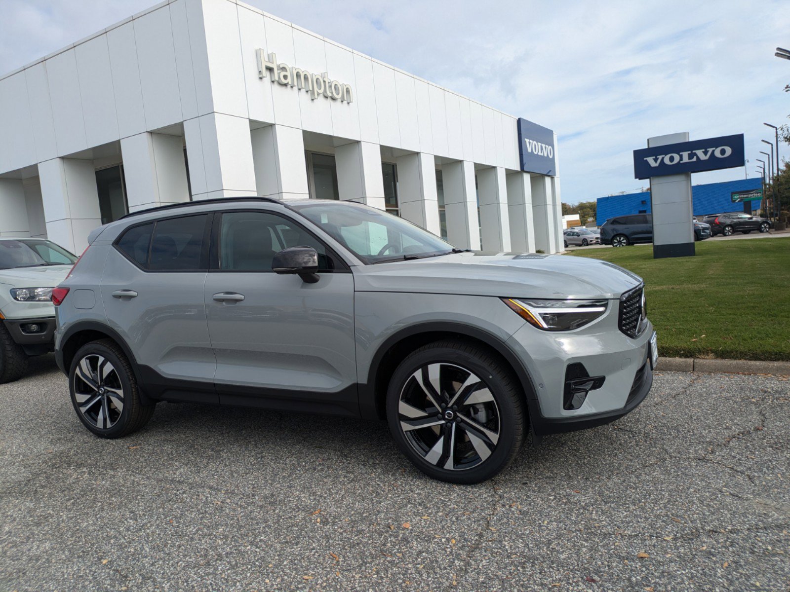 2025 Volvo XC40 Plus photo 2