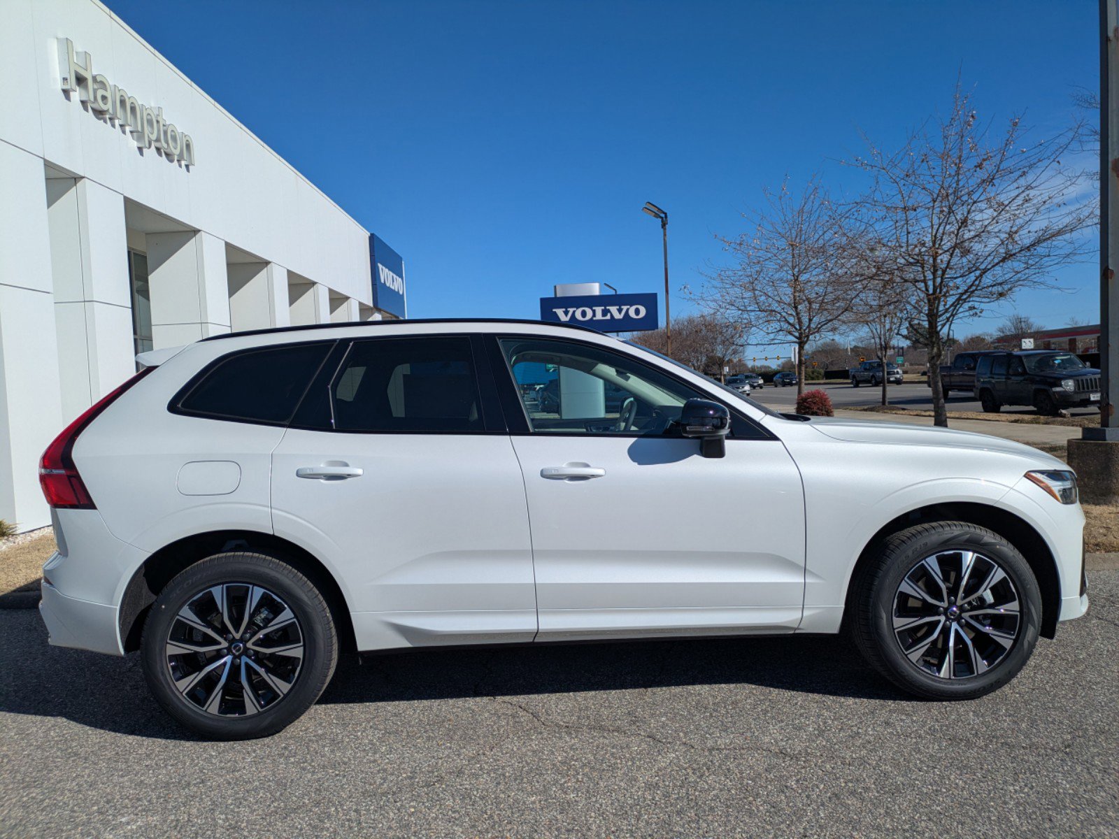 2025 Volvo XC60 B5 Core photo 3