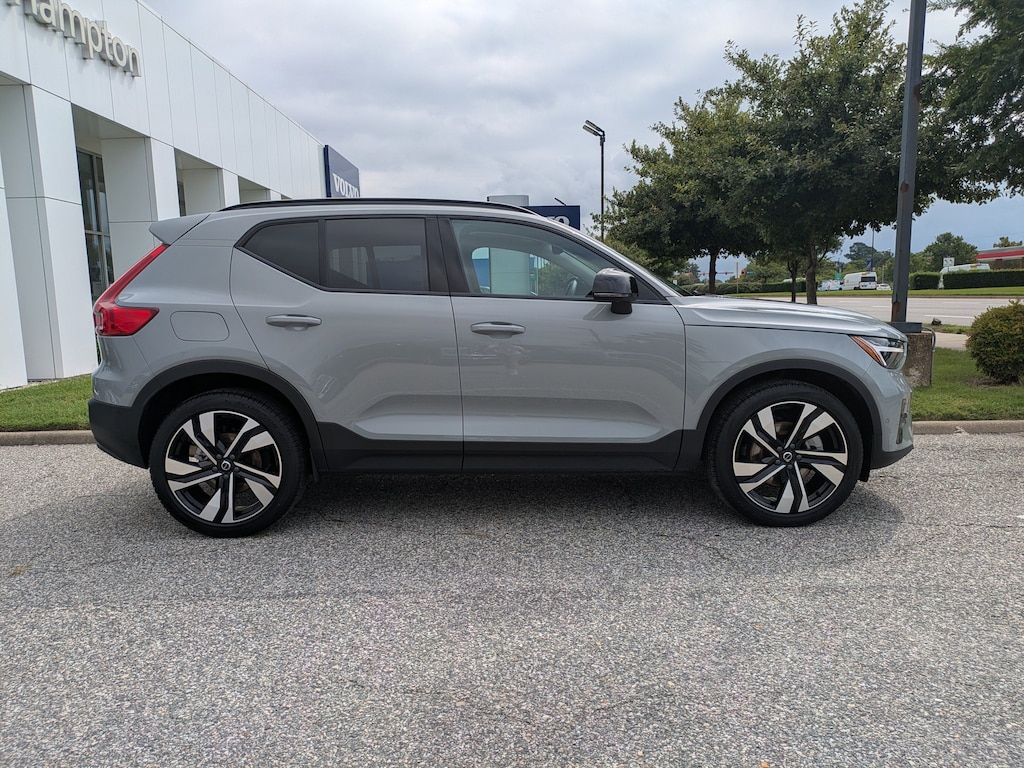 Certified 2025 Volvo XC40 Plus Dark Theme B5 AWD Plus Dark Theme