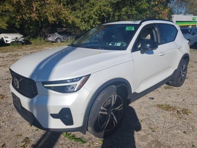 2023 Volvo XC40 AWD Plus photo 3