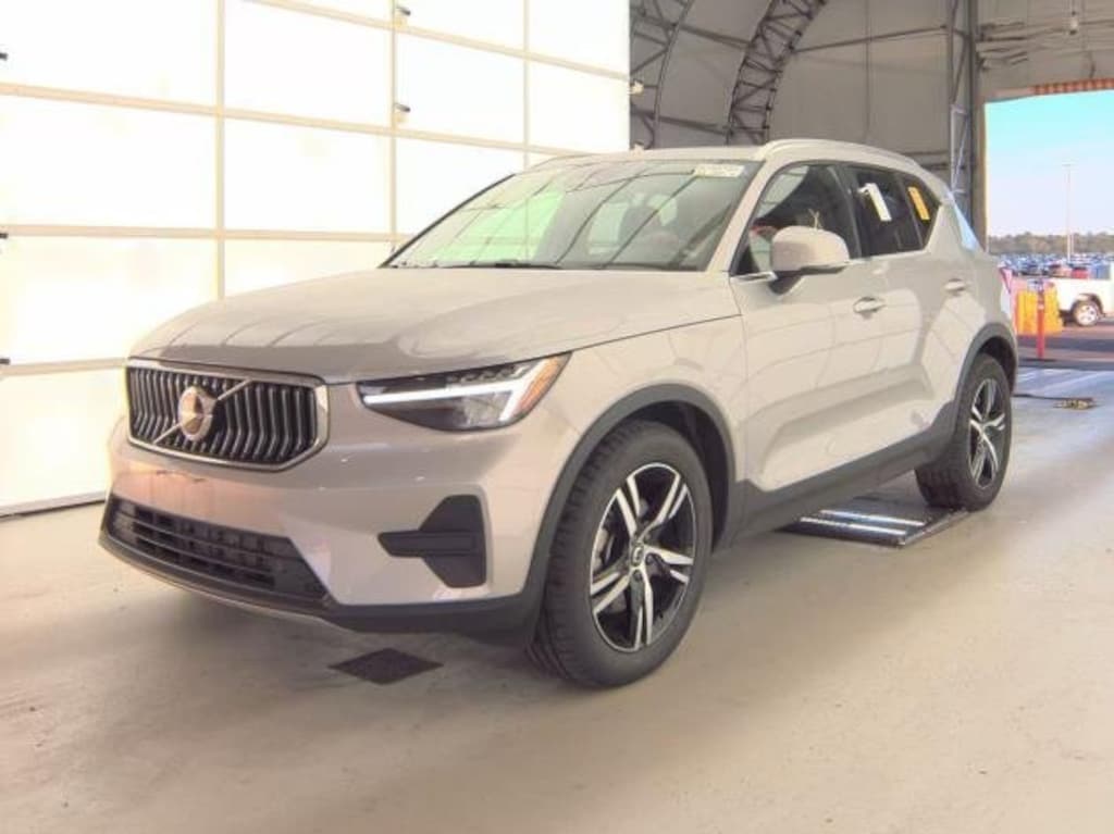 Certified 2025 Volvo XC40 Core Bright Theme B5 AWD Core Bright Theme
