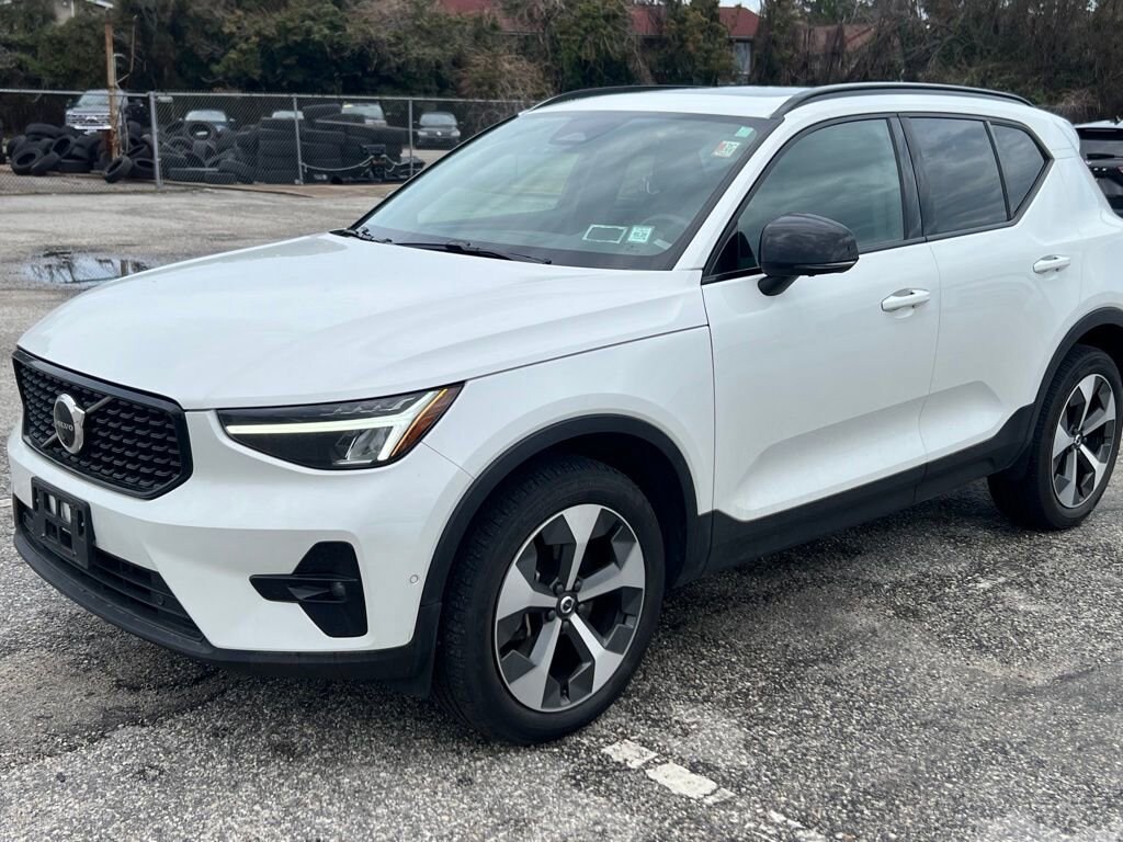 Used 2023 Volvo XC40 Plus Dark Theme B5 AWD Plus Dark Theme