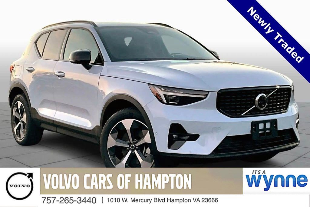 2026 Volvo XC40 B5 Plus Dark AWD's photo