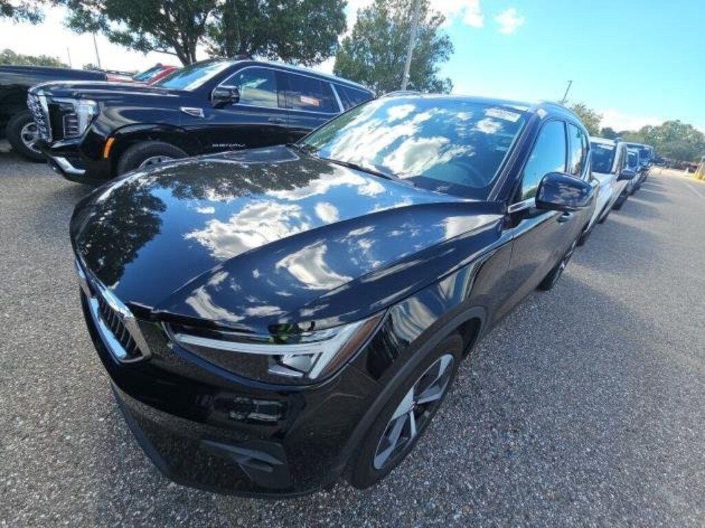 Used 2025 Volvo XC40 Plus Bright Theme B5 AWD Plus Bright Theme