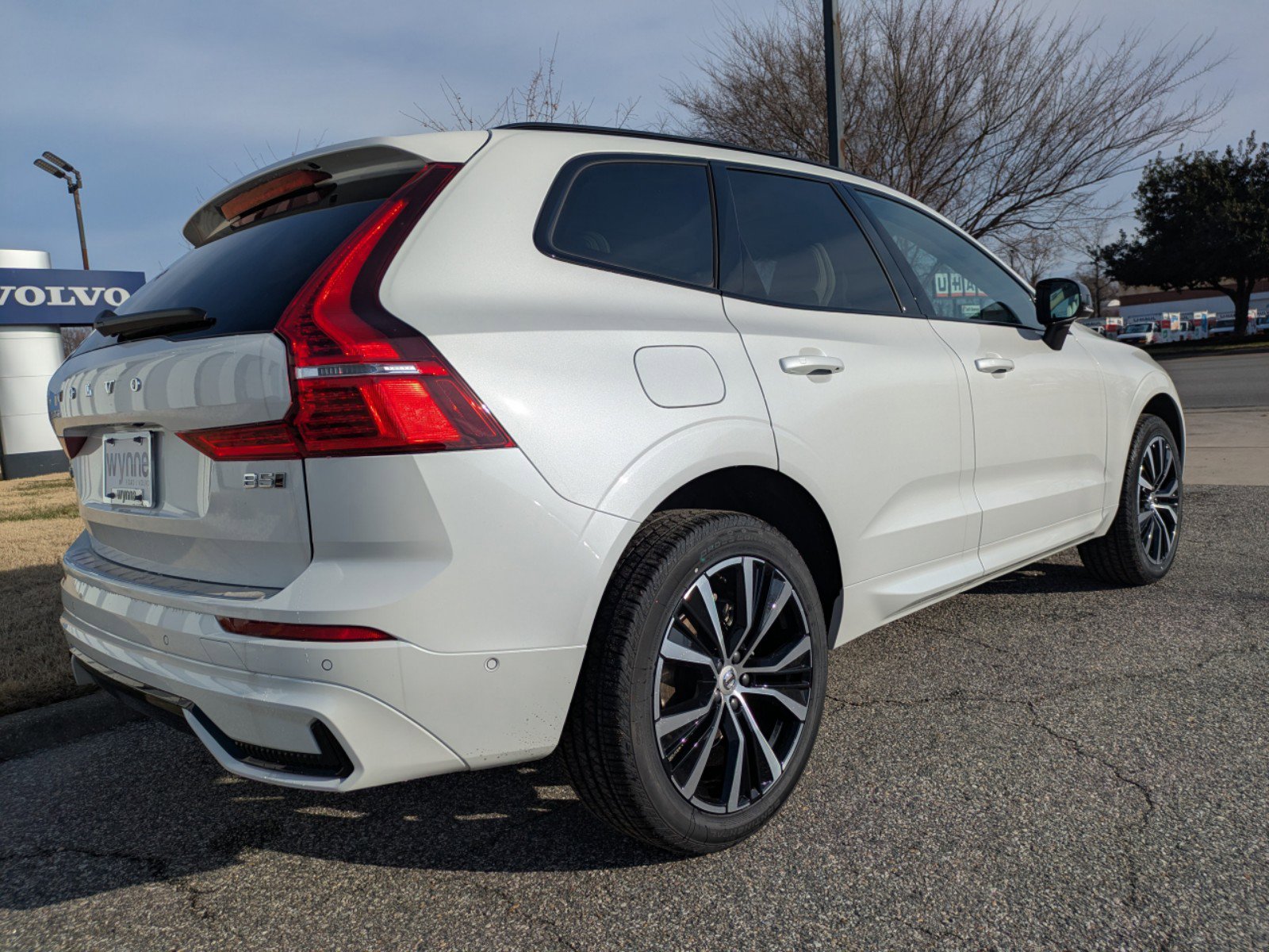 2025 Volvo XC60 B5 Plus photo 4