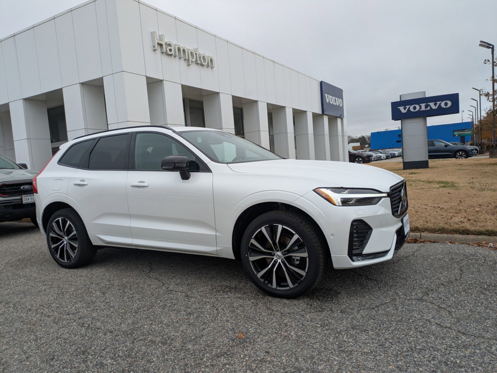 2025 Volvo XC60 B5 Plus photo 2