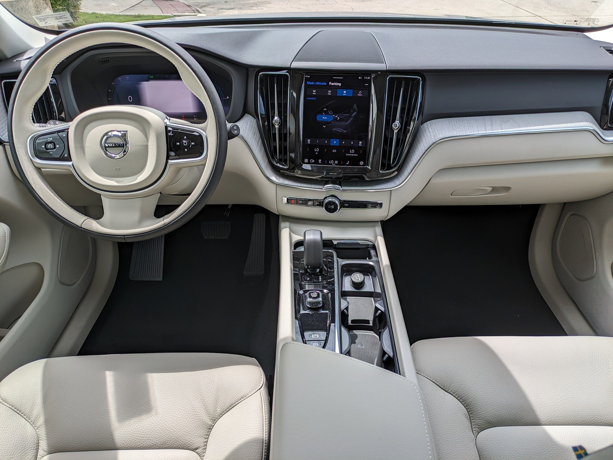 2025 Volvo XC60 Plus - Photo 14