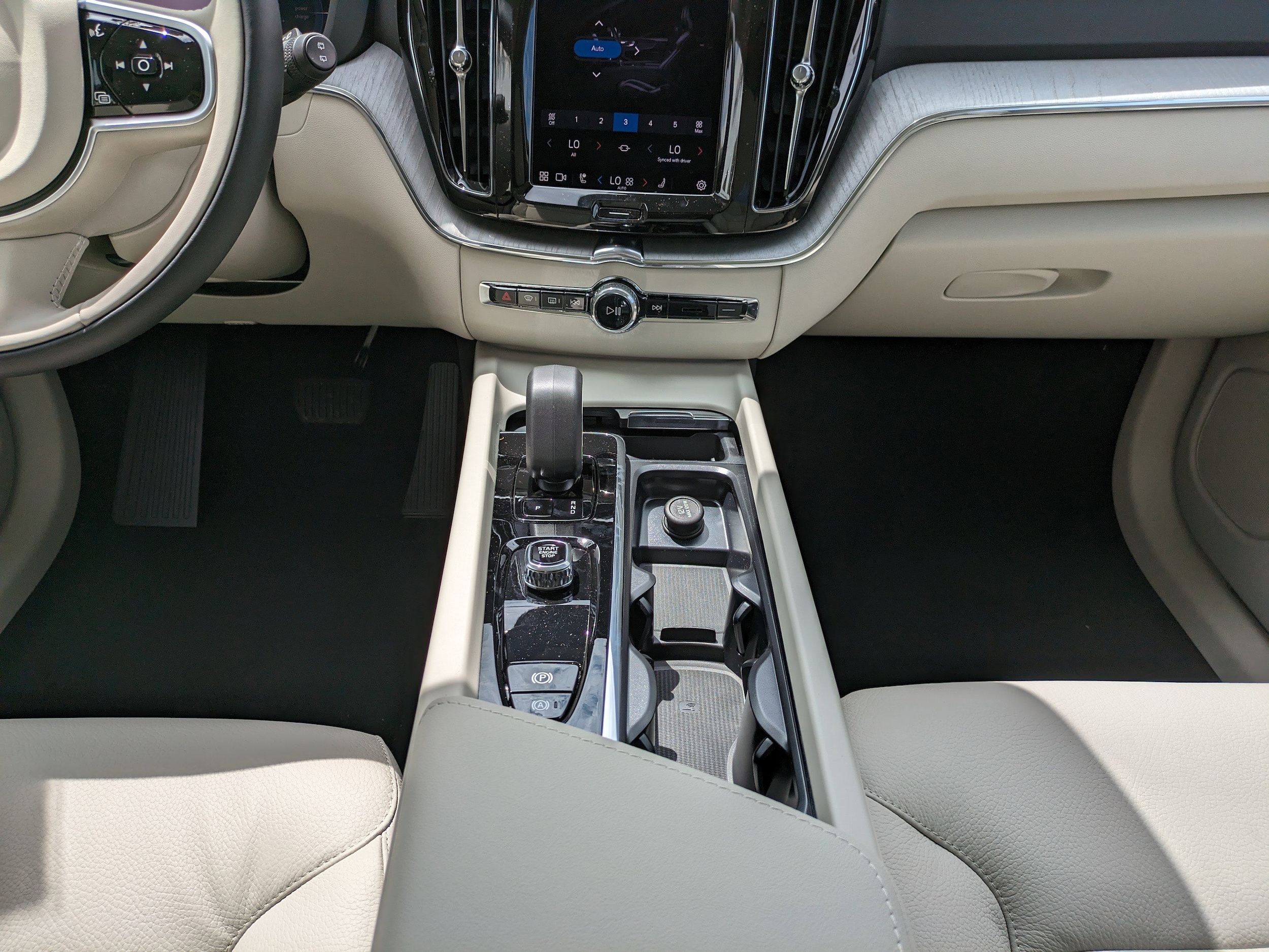 2025 Volvo XC60 Plus - Photo 18