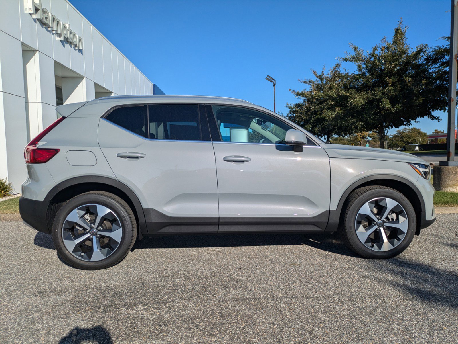 2025 Volvo XC40 Core photo 3