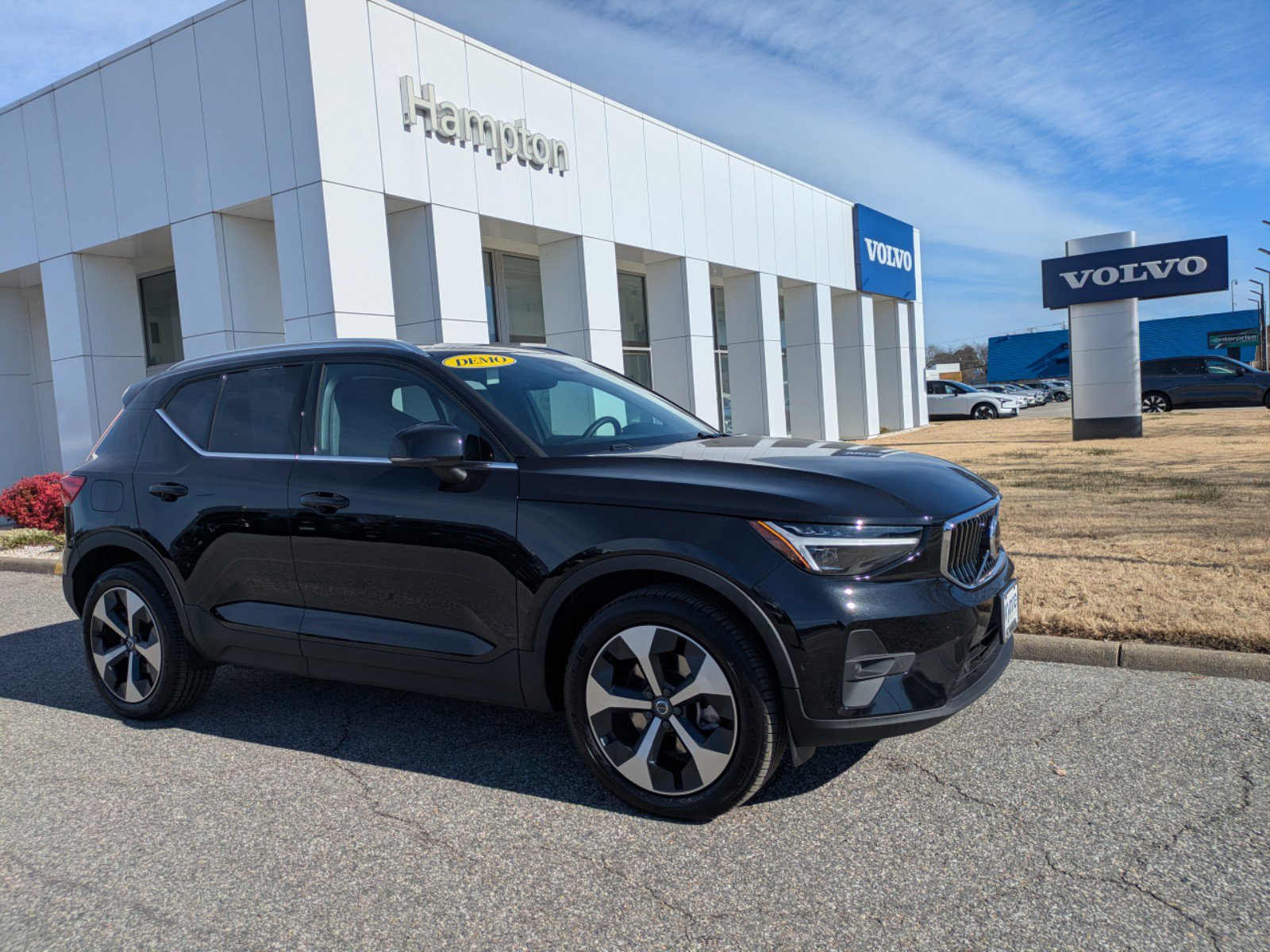 2025 Volvo XC40 Plus photo 2