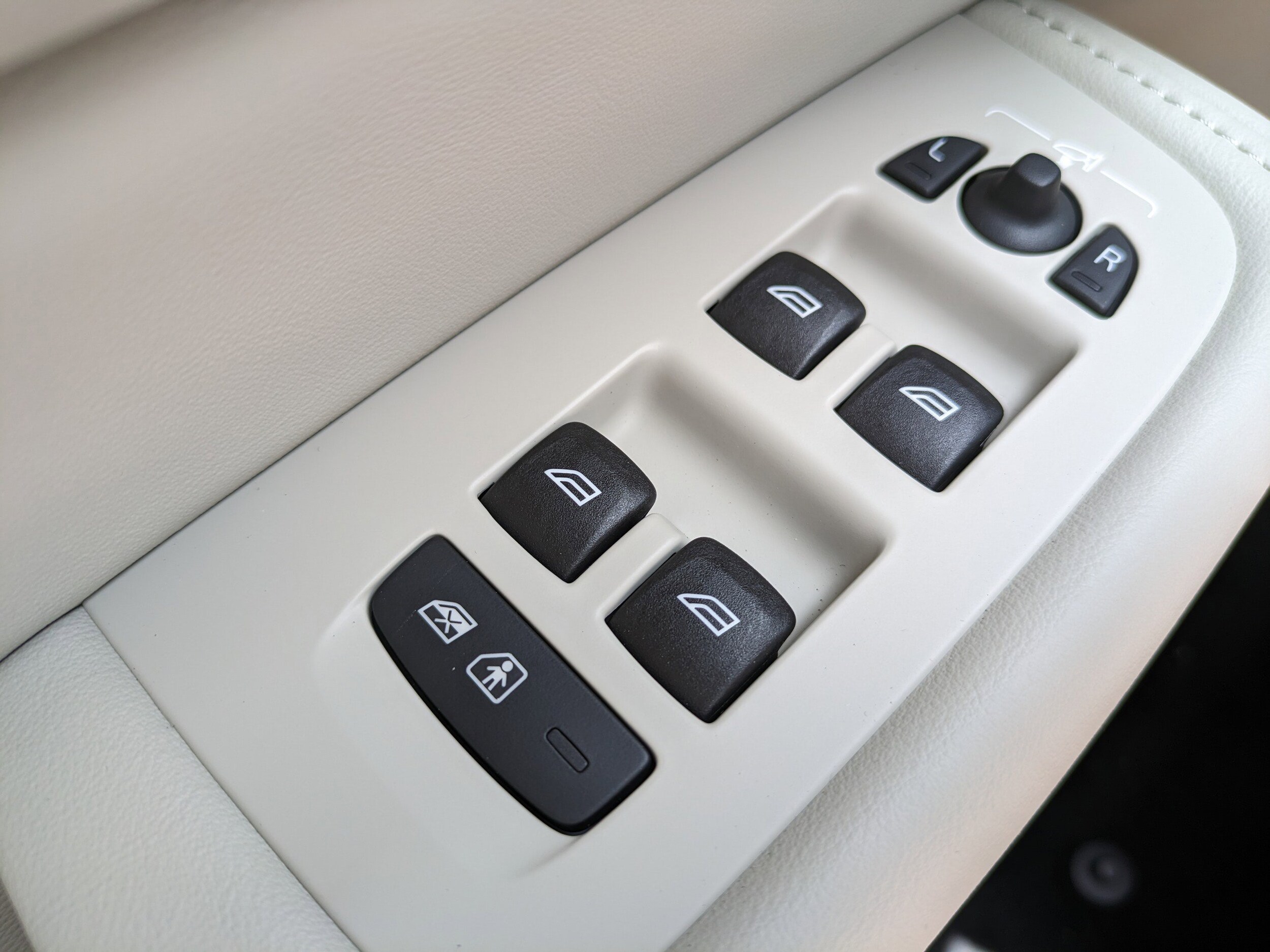 2025 Volvo XC60 Plus - Photo 23
