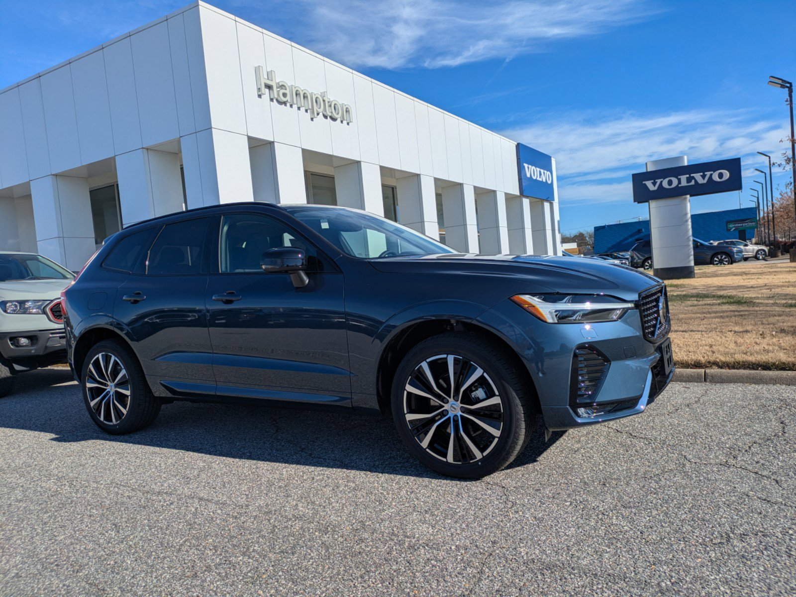 2025 Volvo XC60 B5 Plus photo 2