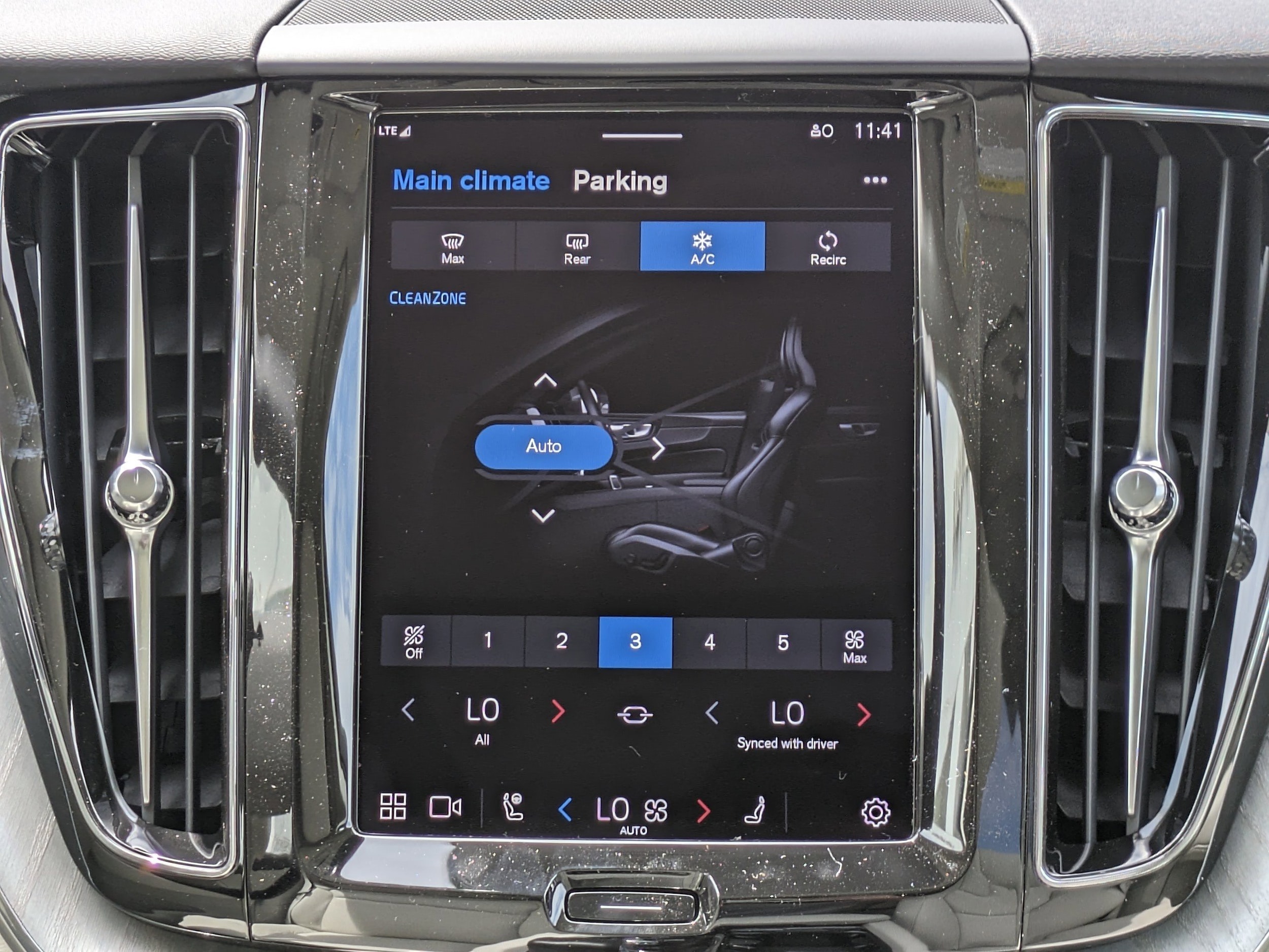 2025 Volvo XC60 Plus - Photo 17