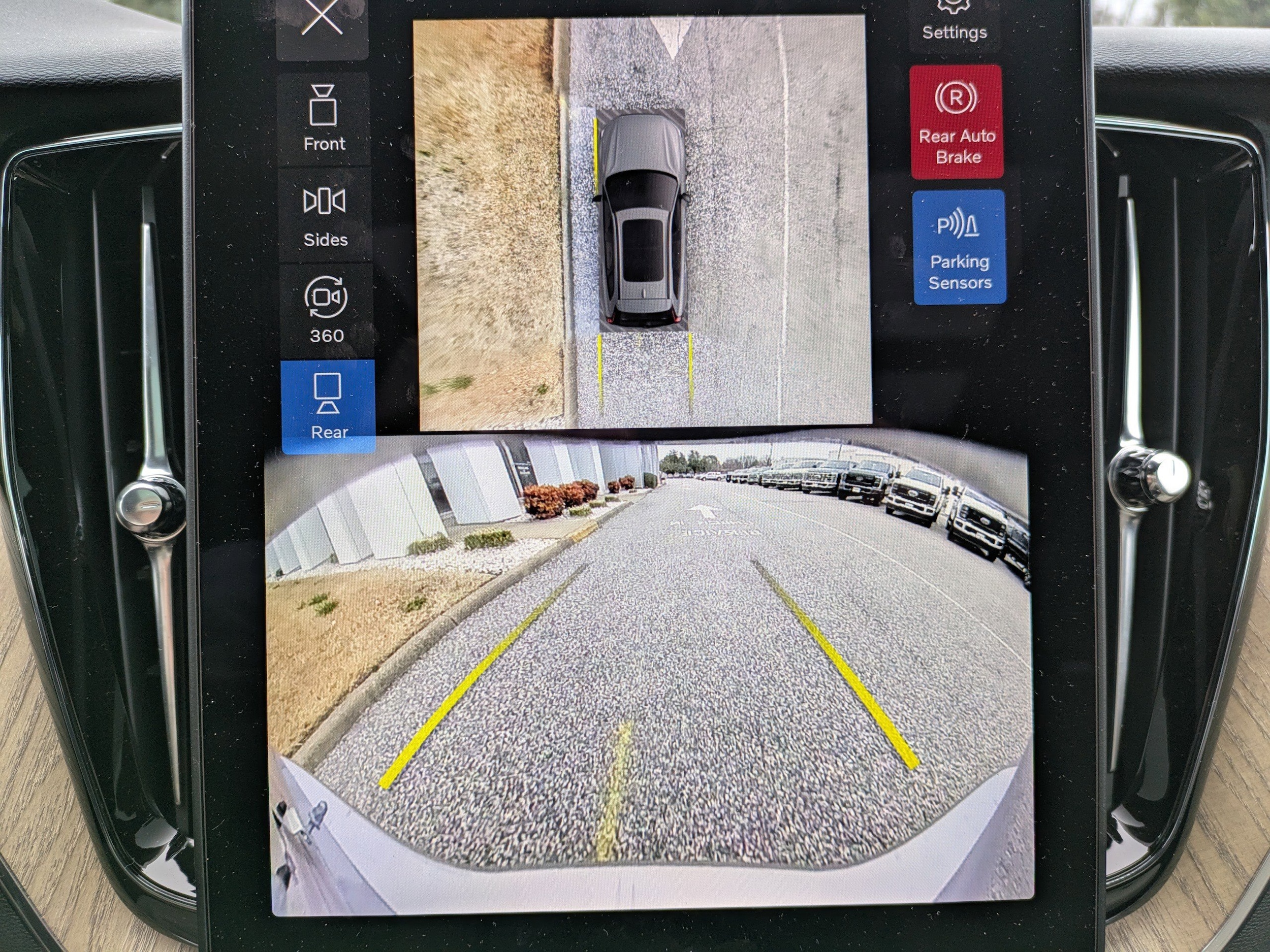 2026 Volvo XC60 Plus - Photo 20