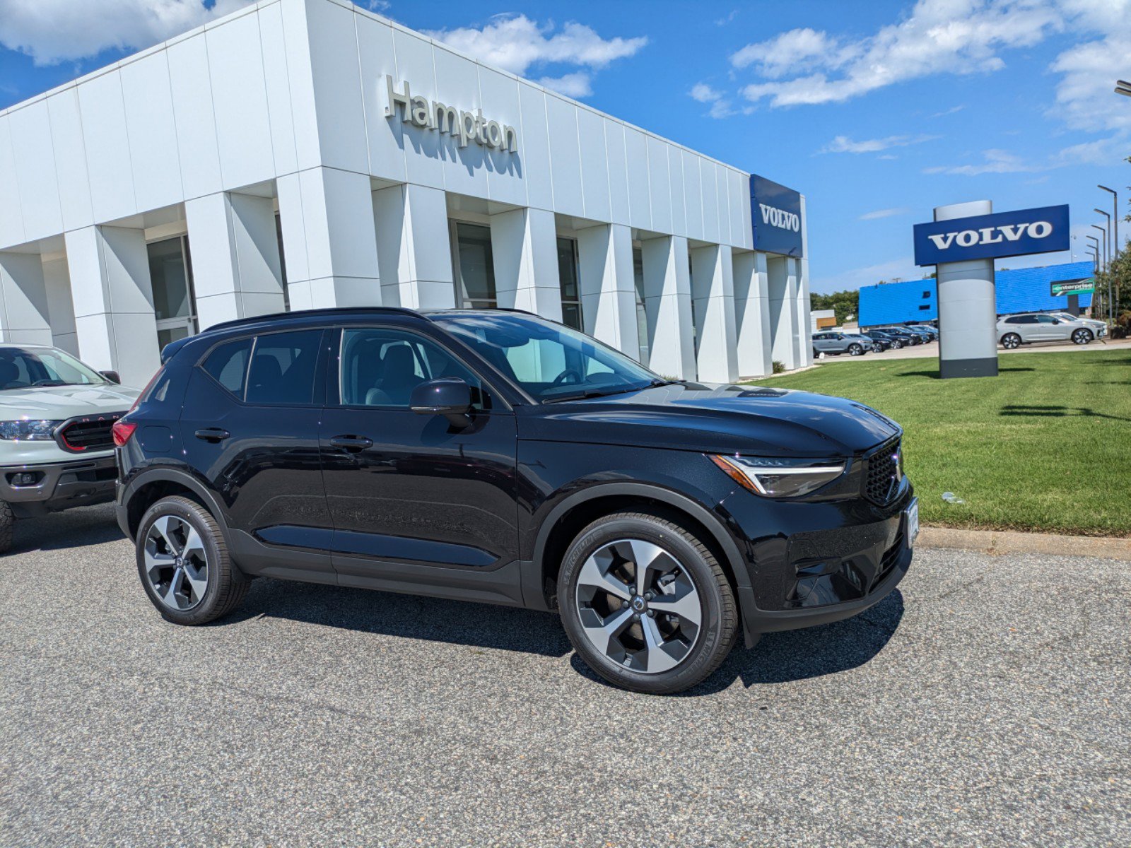 2025 Volvo XC40 Plus photo 2