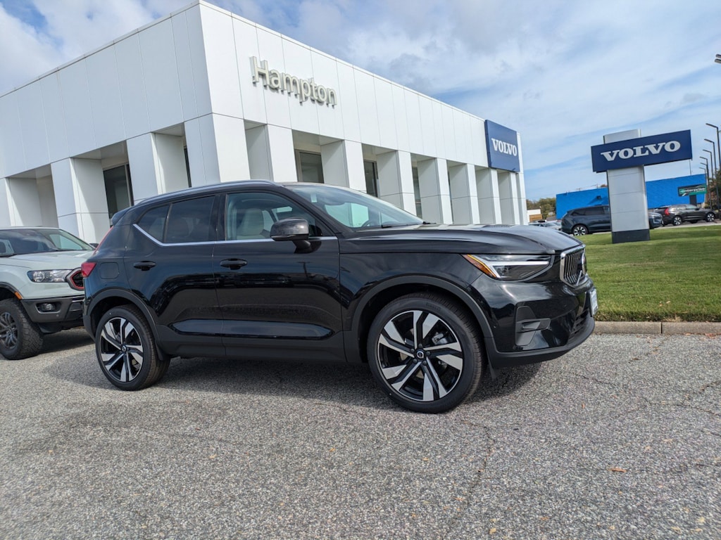 New 2025 Volvo XC40 B5 Plus Bright Theme SUV