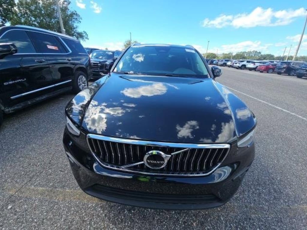 Used 2025 Volvo XC40 Plus Bright Theme B5 AWD Plus Bright Theme