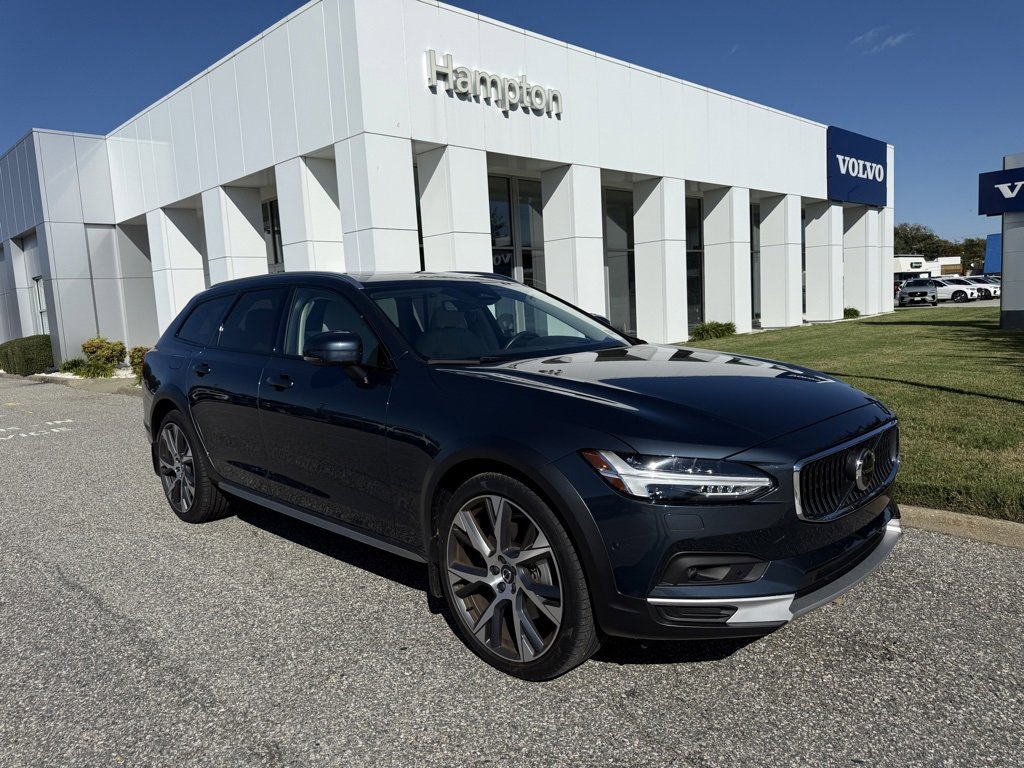 2024 Volvo V90 Cross Country B6 AWD Ultimate photo 2