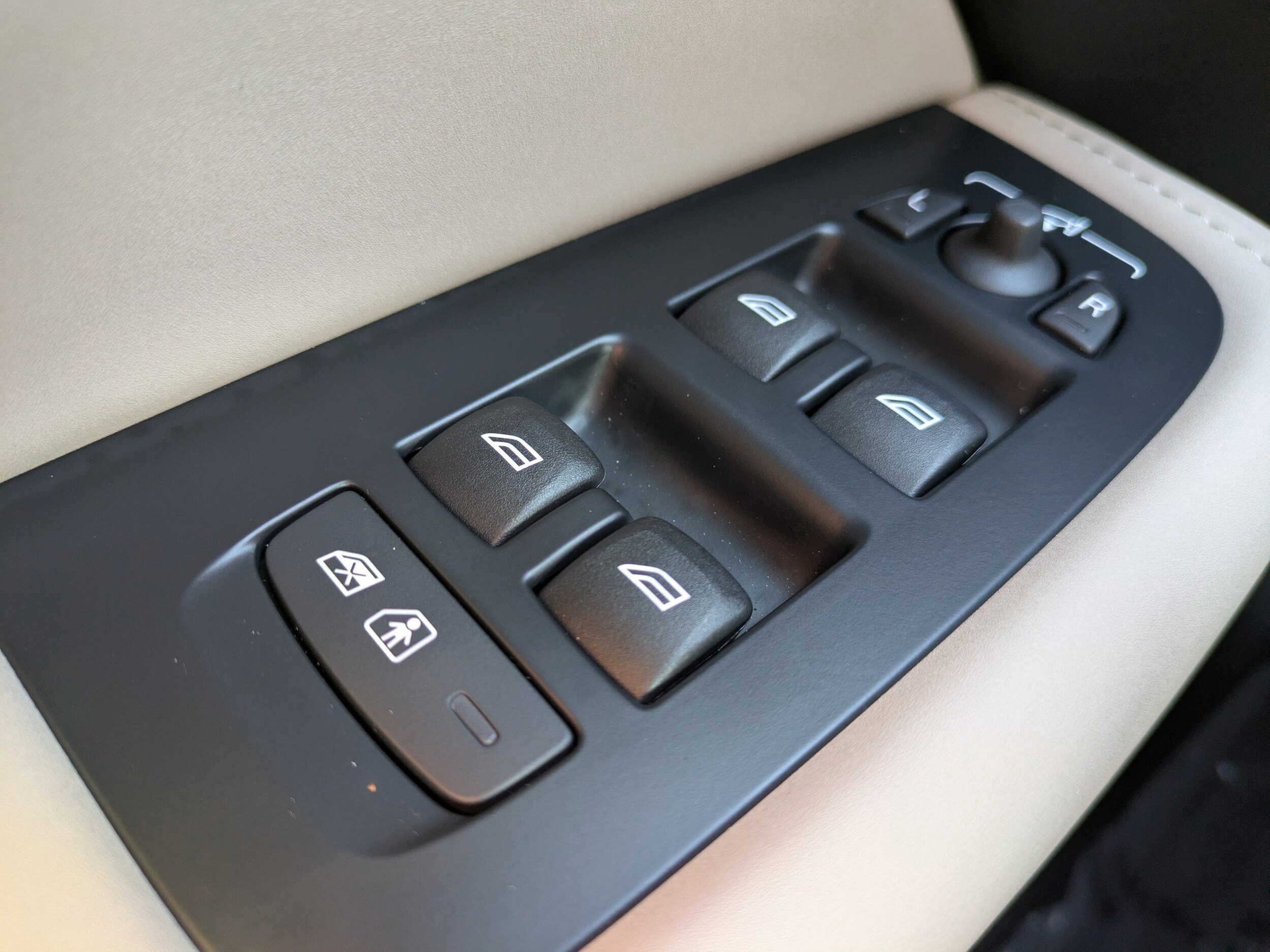 2026 Volvo XC60 Plus - Photo 25