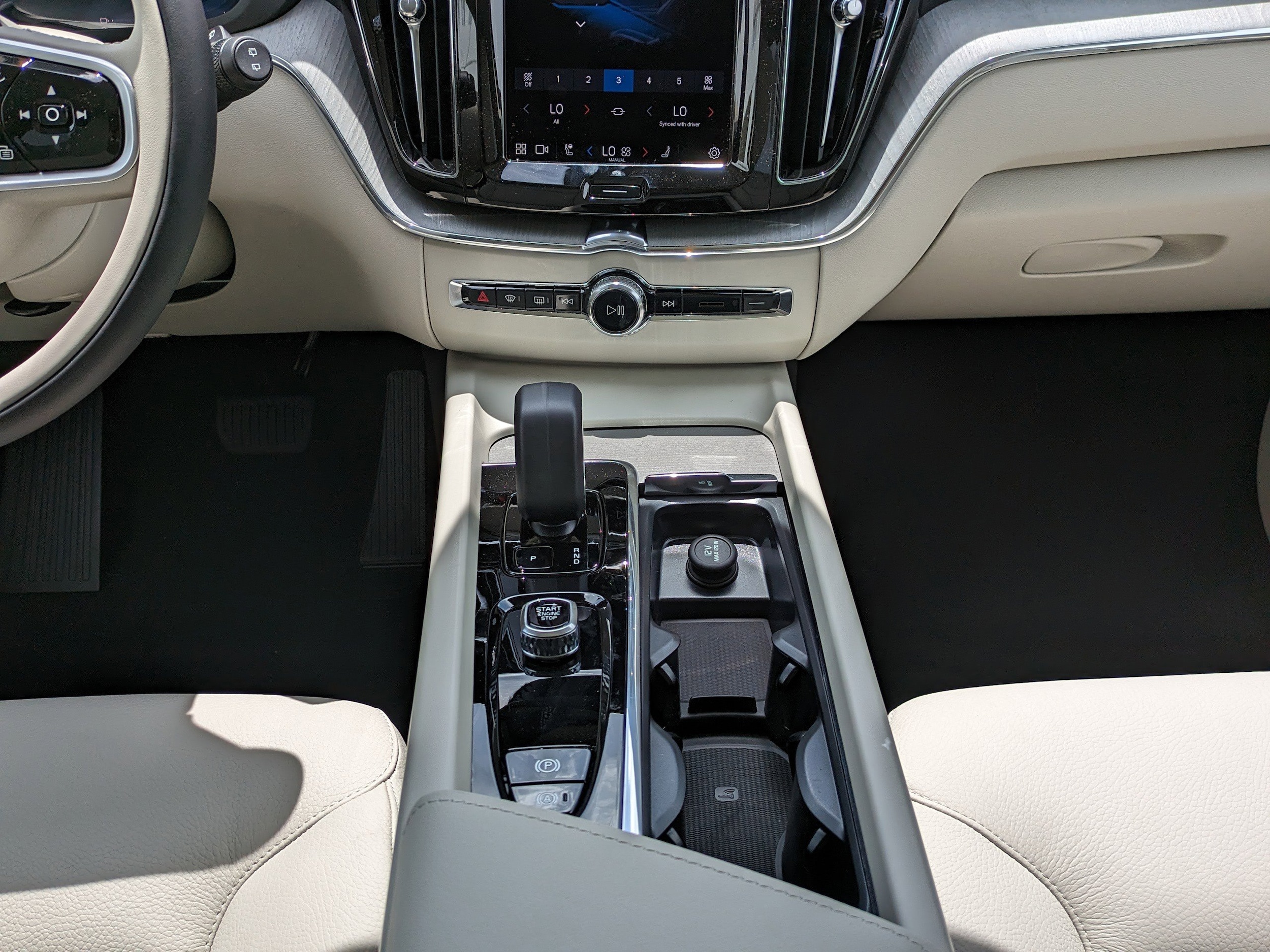 2025 Volvo XC60 Plus - Photo 18