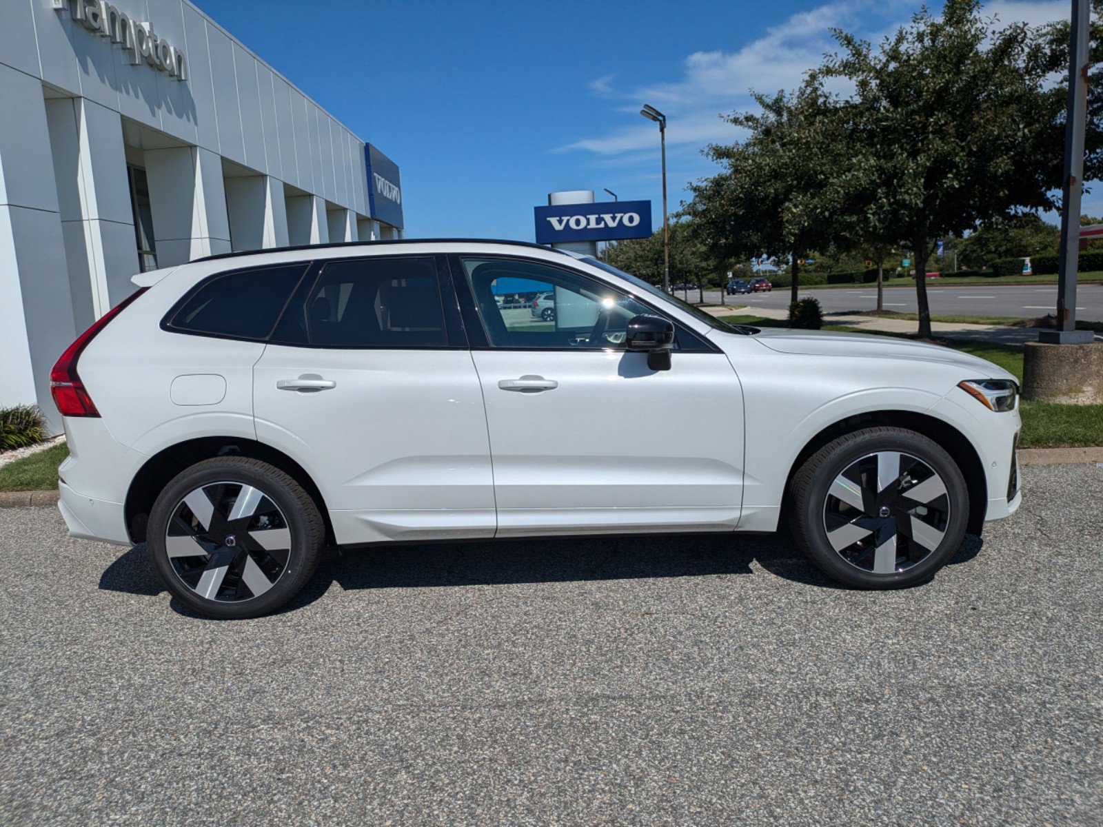 2025 Volvo XC60 Hybrid T8 Plus photo 3