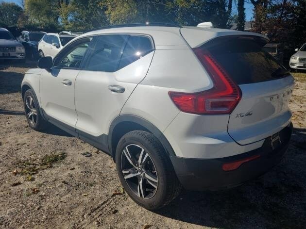 2023 Volvo XC40 AWD Plus photo 2