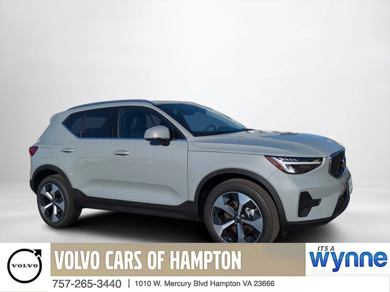 2025 Volvo XC40 Core's photo