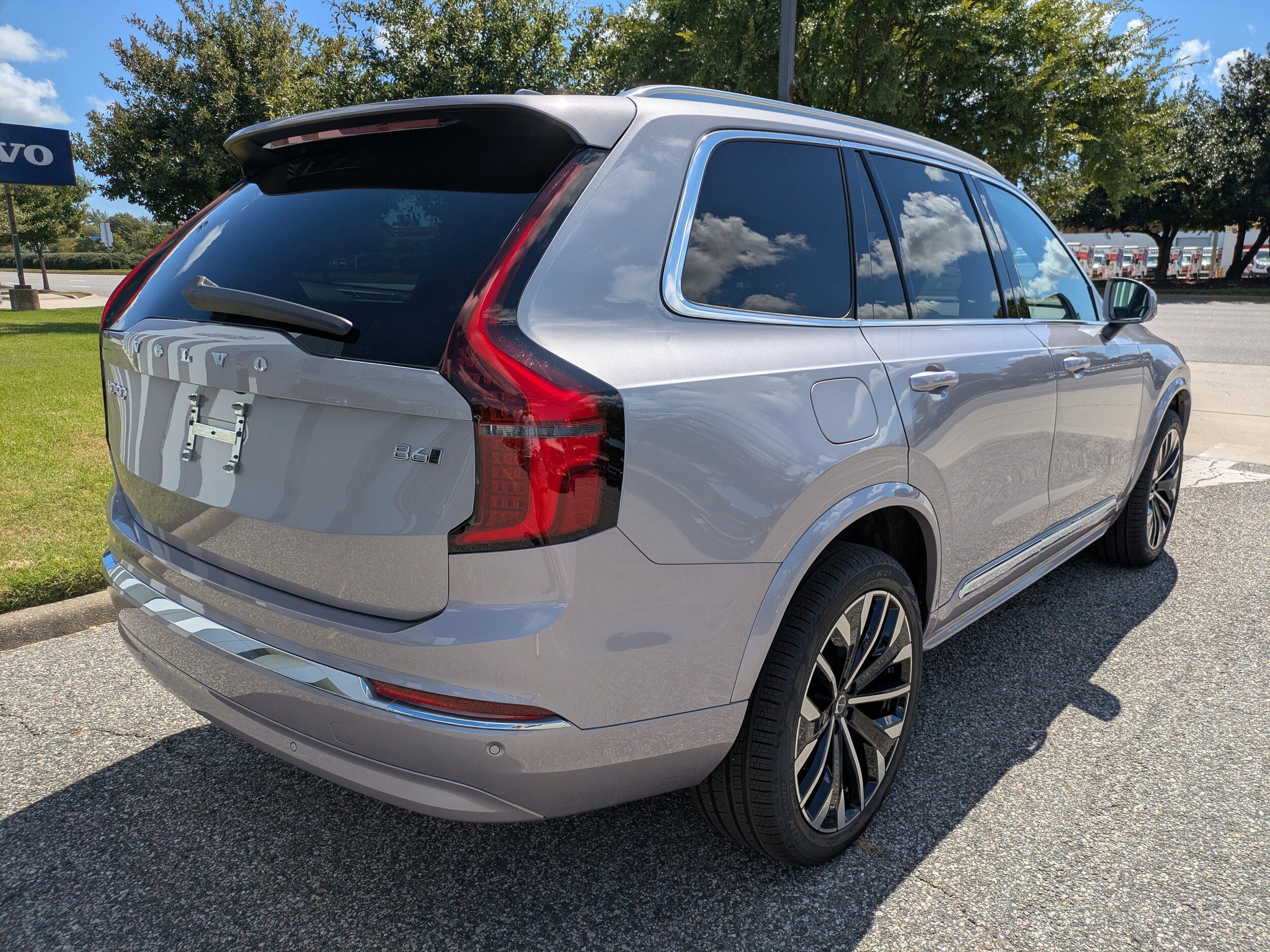 2026 Volvo XC90 Core photo 3