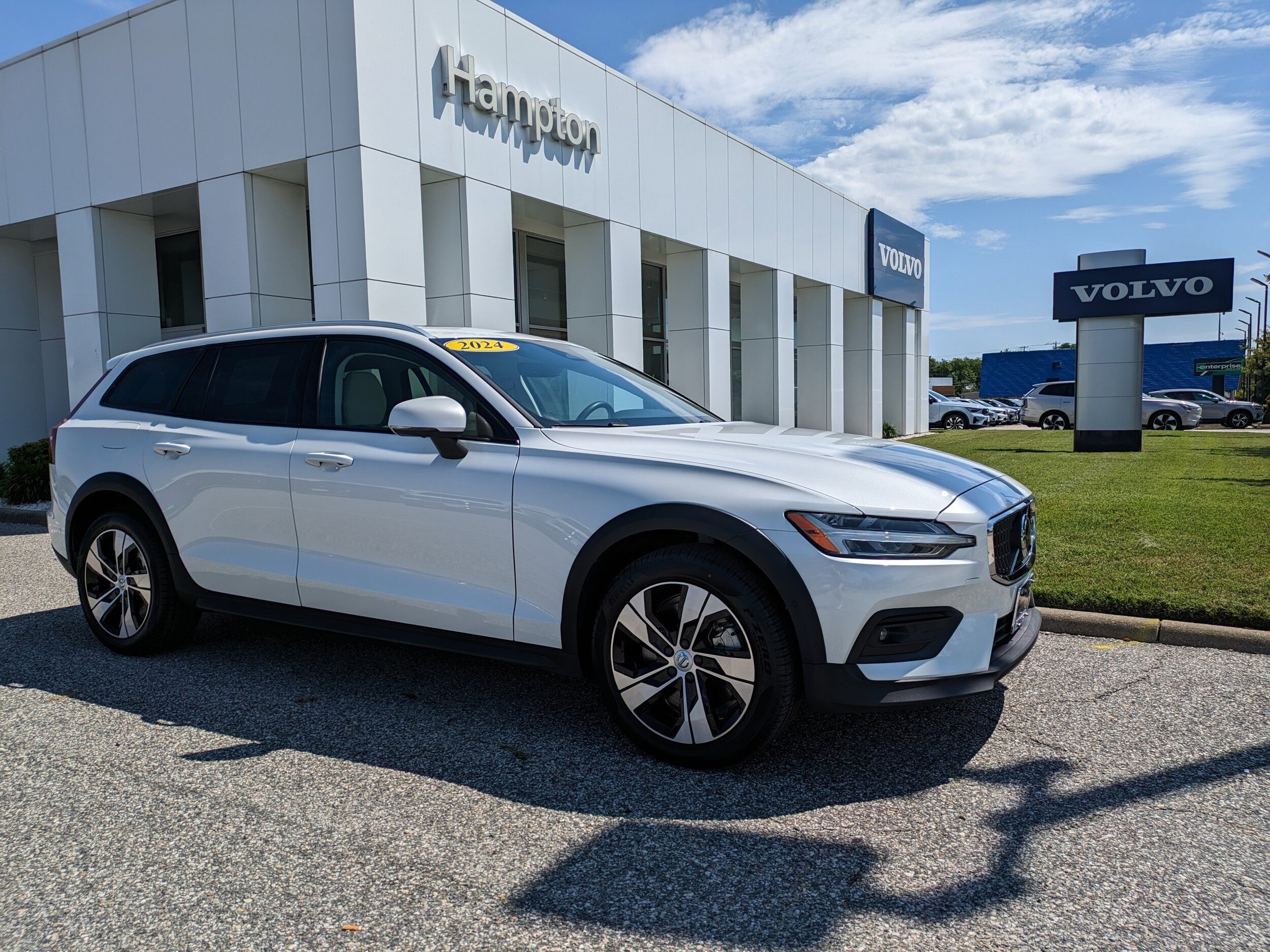 2024 Volvo V60 Cross Country B5 AWD Plus photo 2