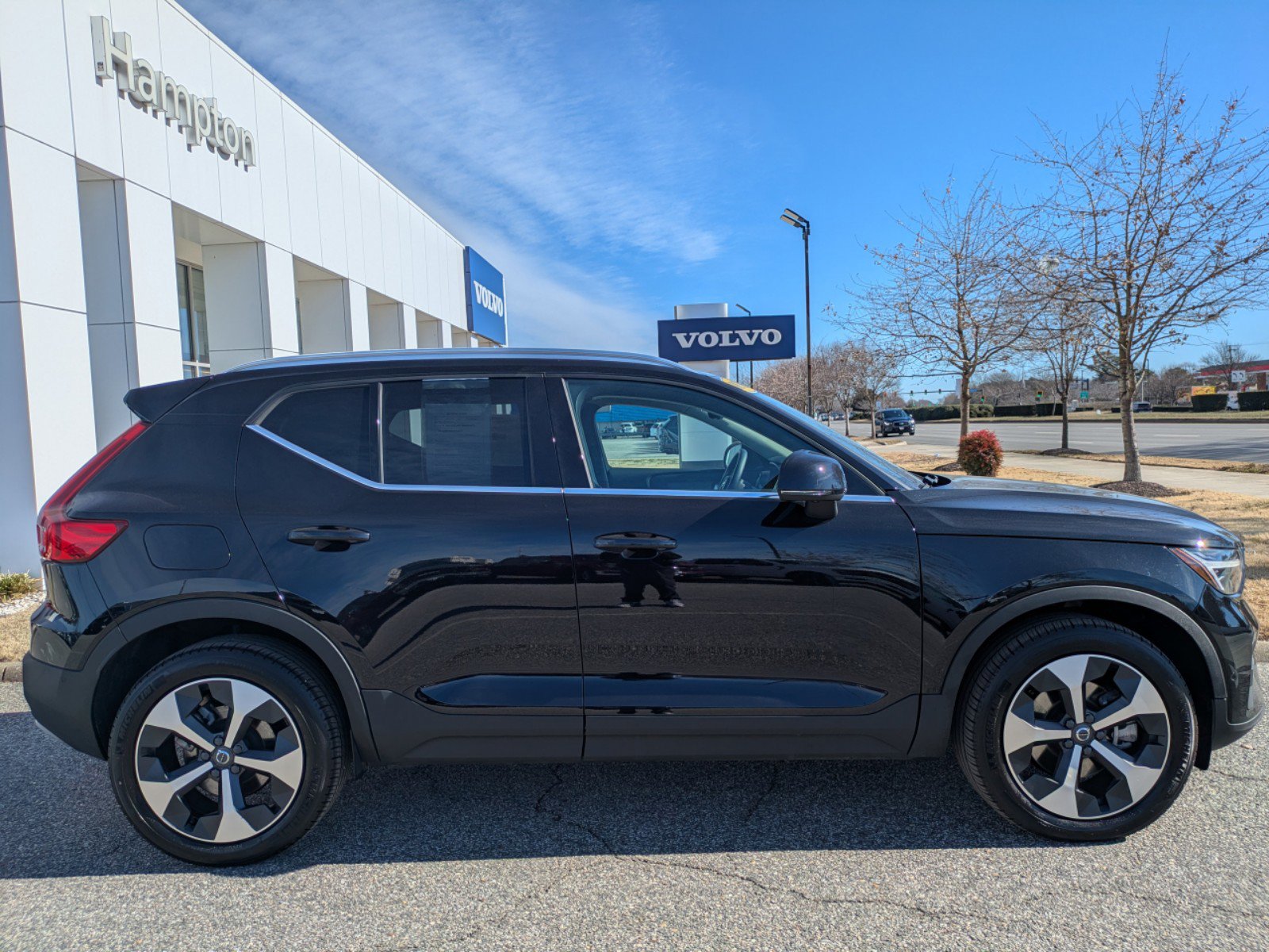 2025 Volvo XC40 Plus photo 3