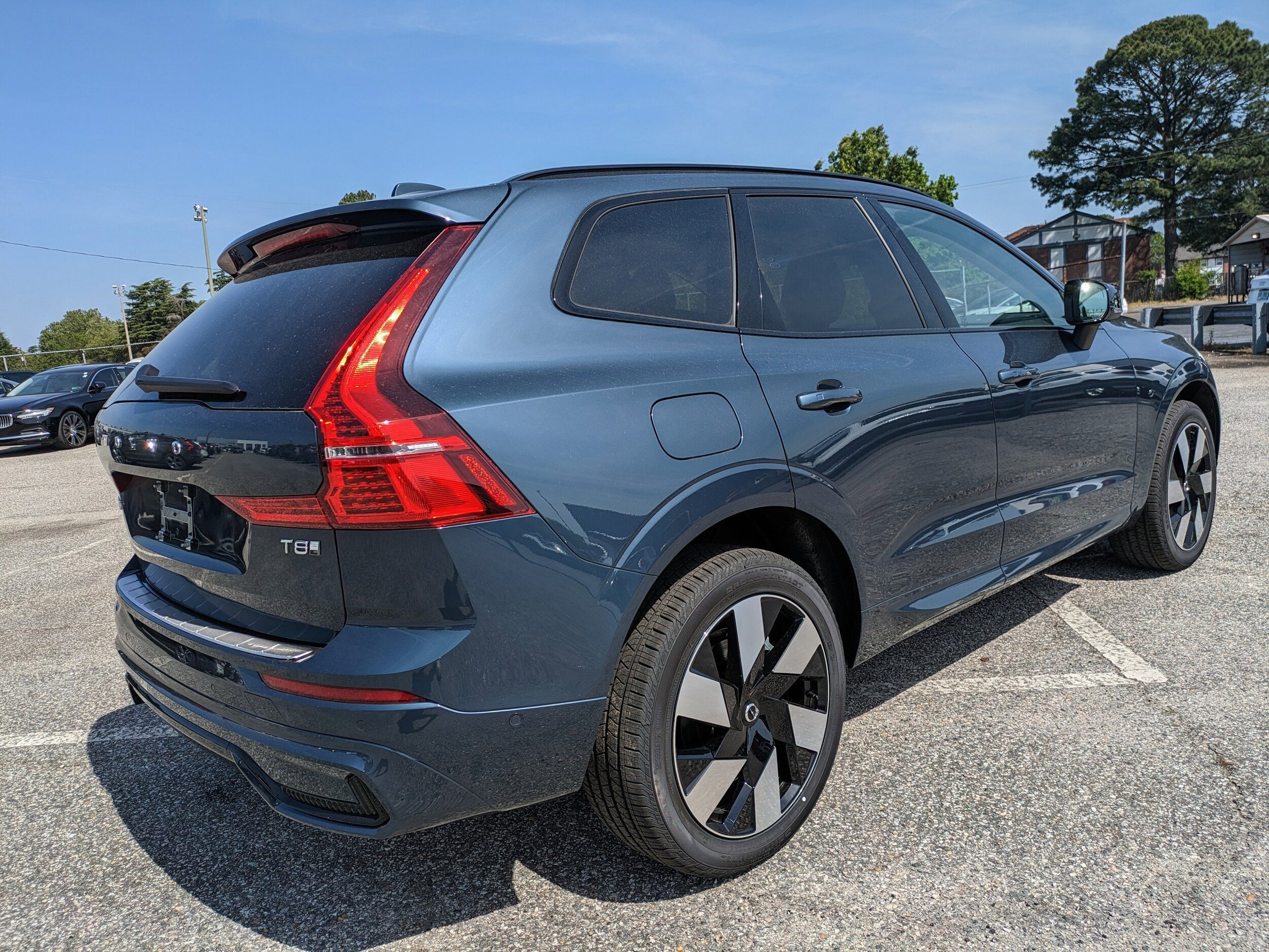 2025 Volvo XC60 Hybrid T8 Plus photo 3