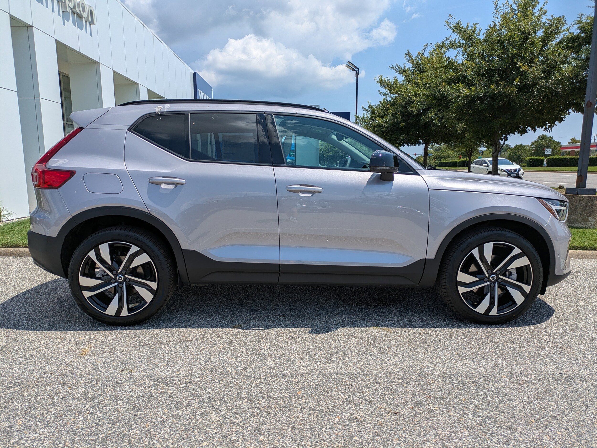 2026 Volvo XC40 Plus photo 2