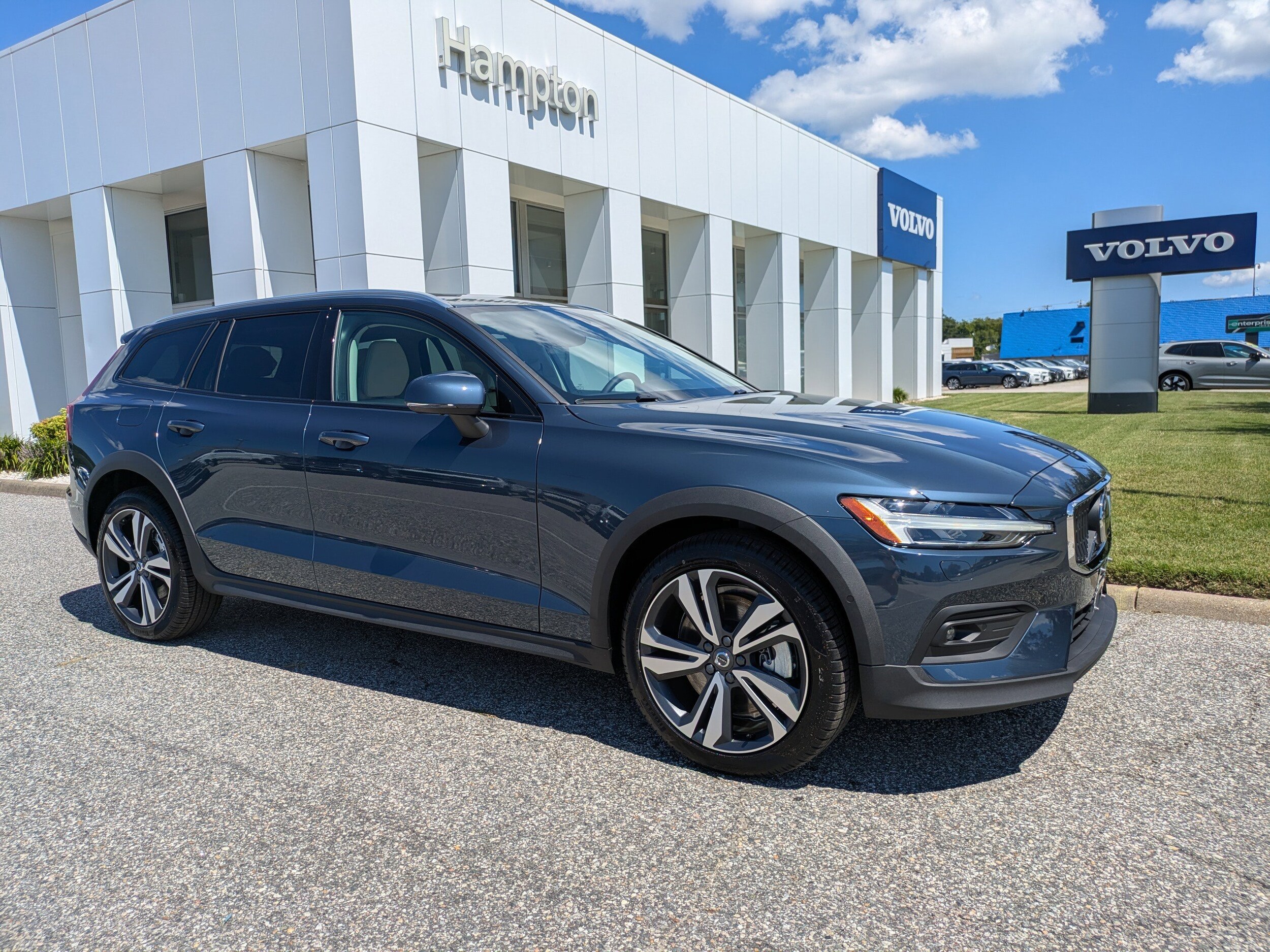 2026 Volvo V60 Cross Country B5 Plus photo 2