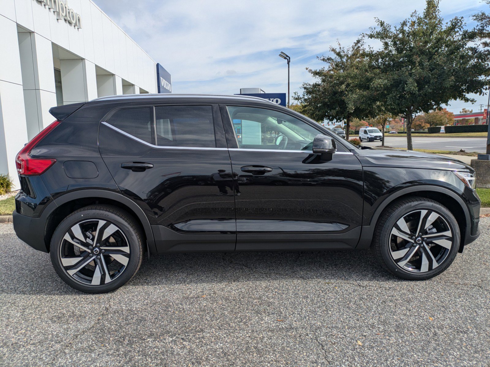 2025 Volvo XC40 Plus photo 3