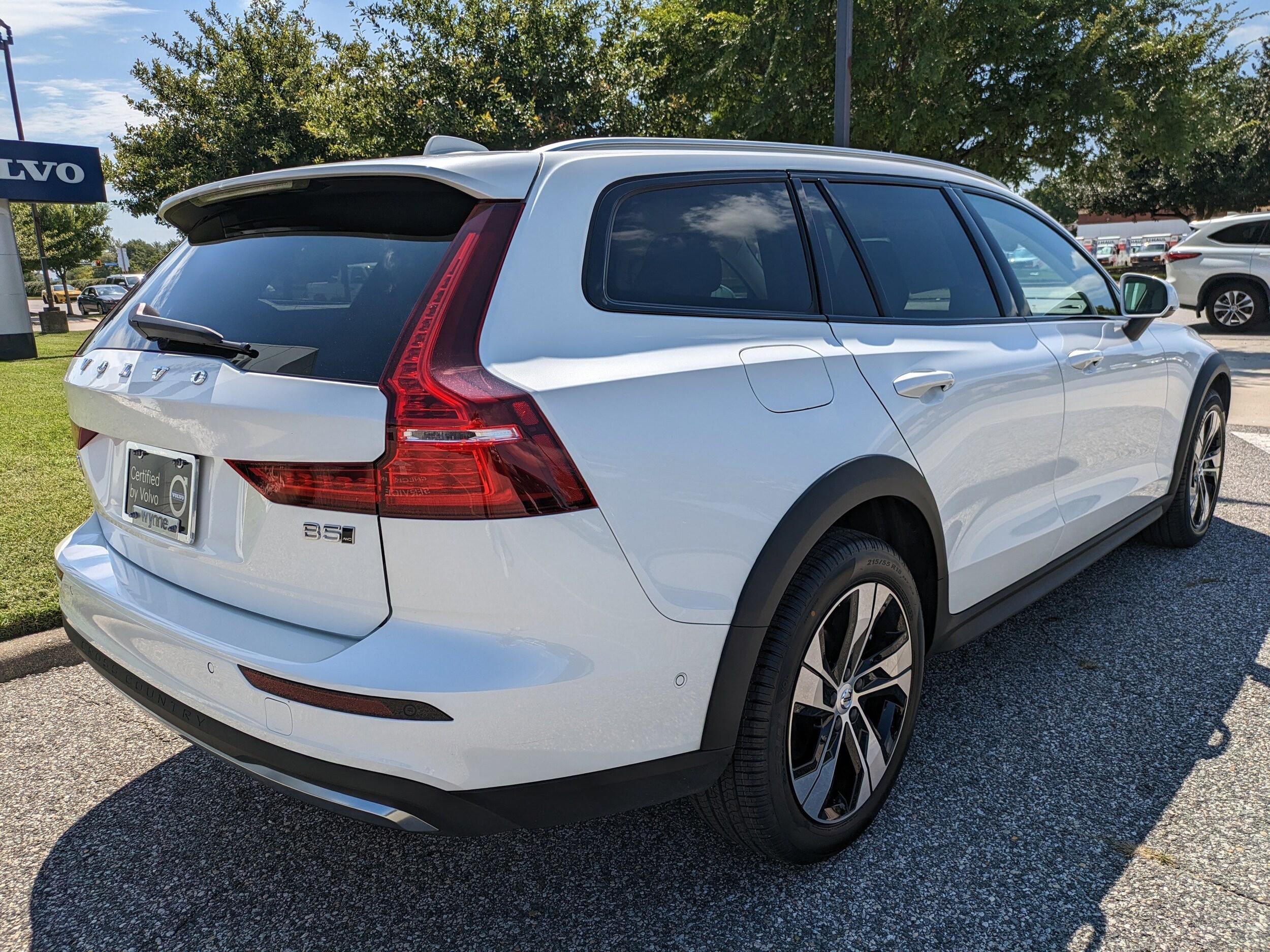 2024 Volvo V60 Cross Country B5 AWD Plus photo 4