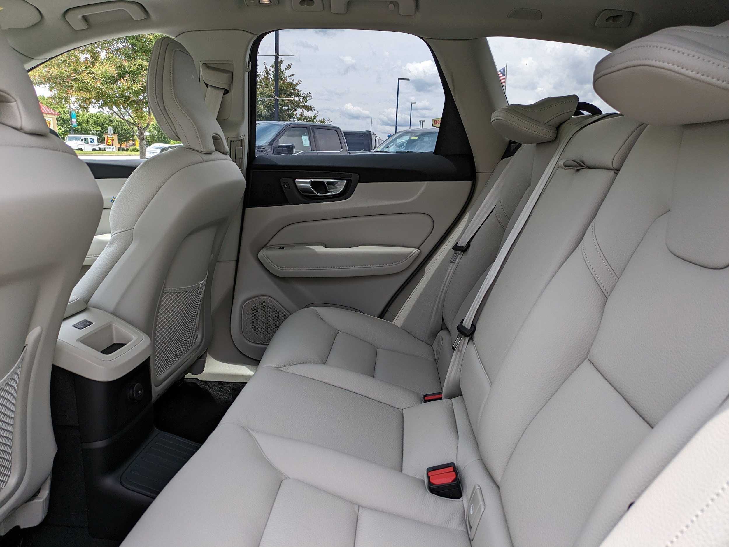 2025 Volvo XC60 Plus - Photo 13