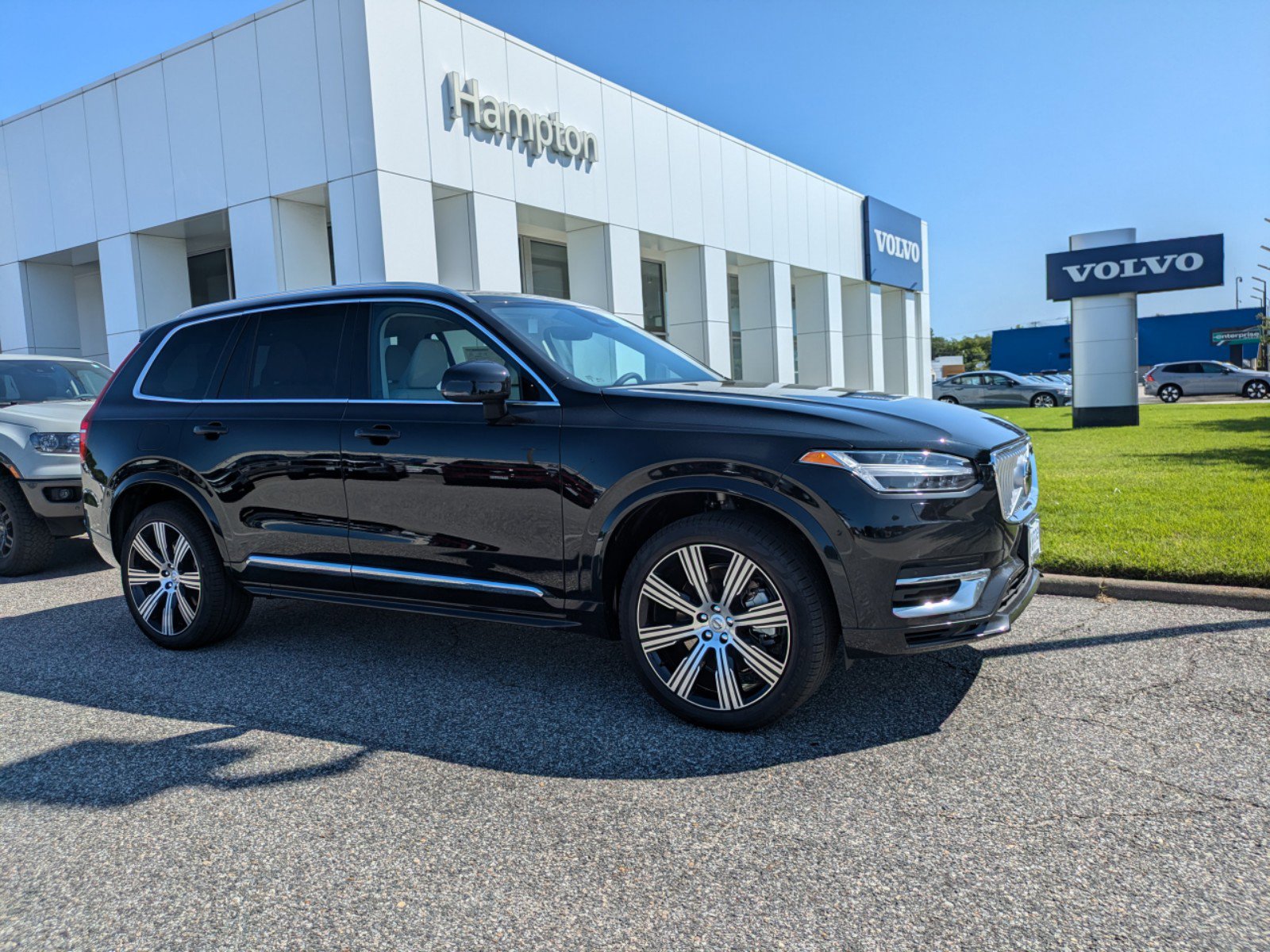 2025 Volvo XC90 T8 Core photo 2