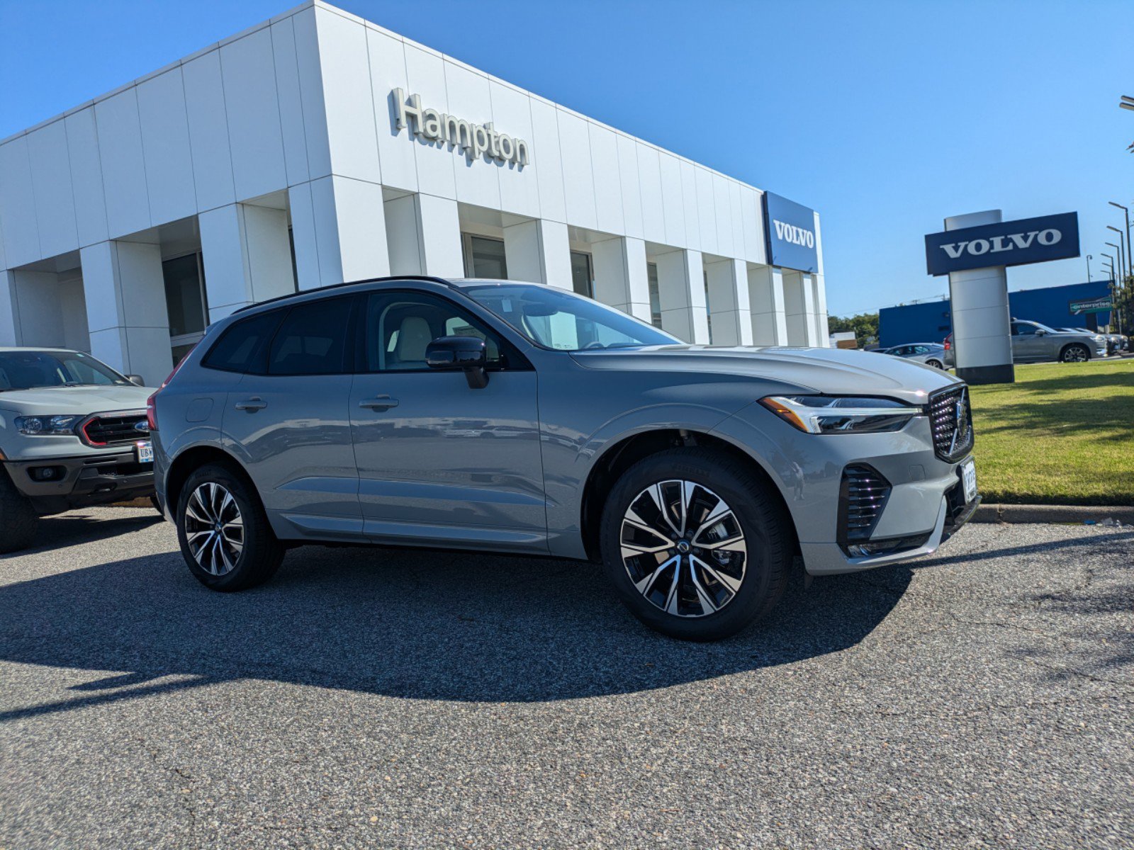 2025 Volvo XC60 B5 Core photo 2