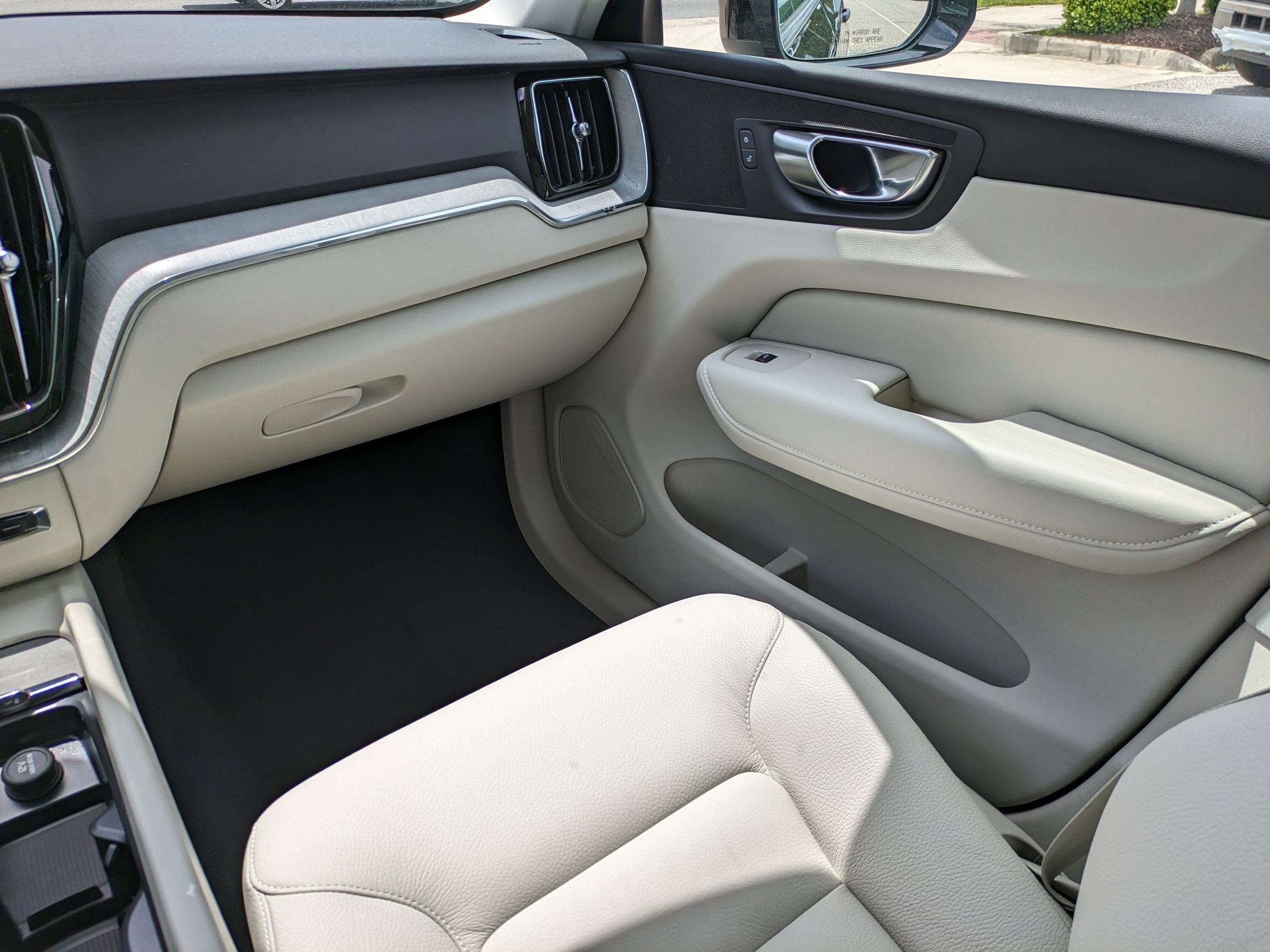 2025 Volvo XC60 Plus - Photo 16