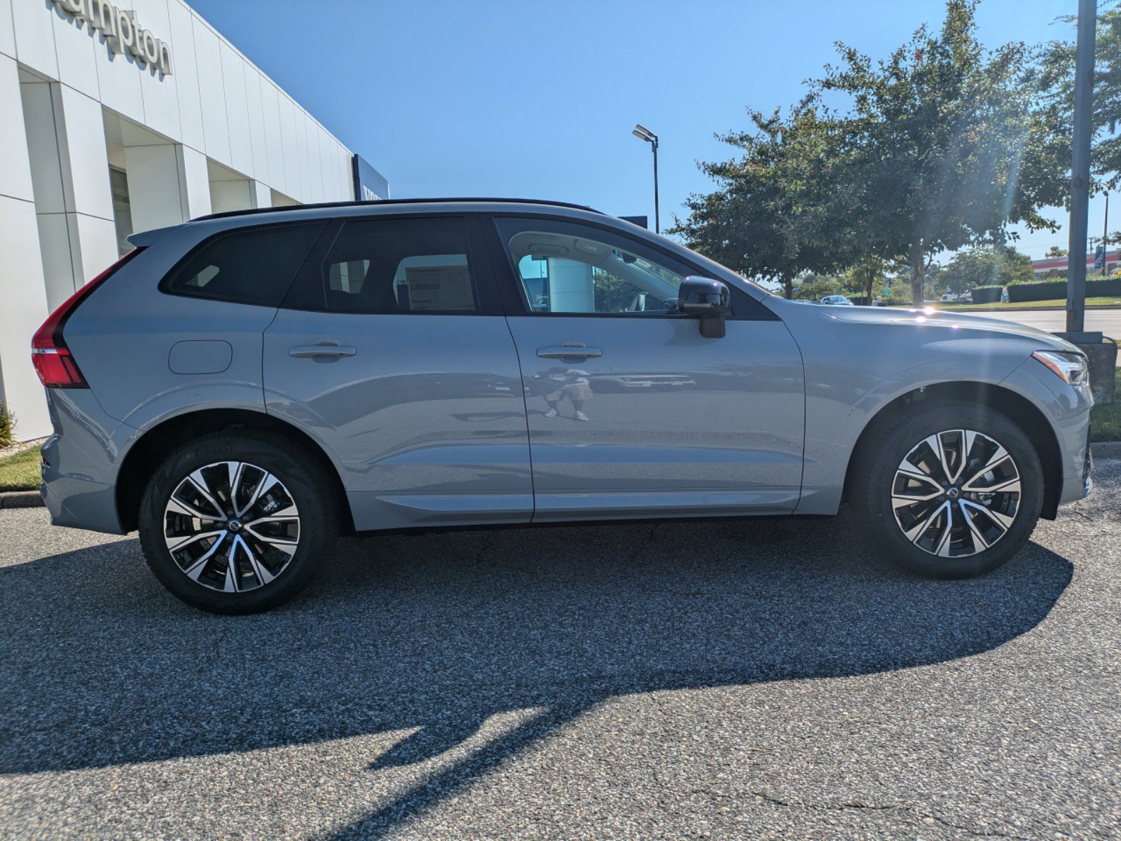 2025 Volvo XC60 B5 Core photo 3