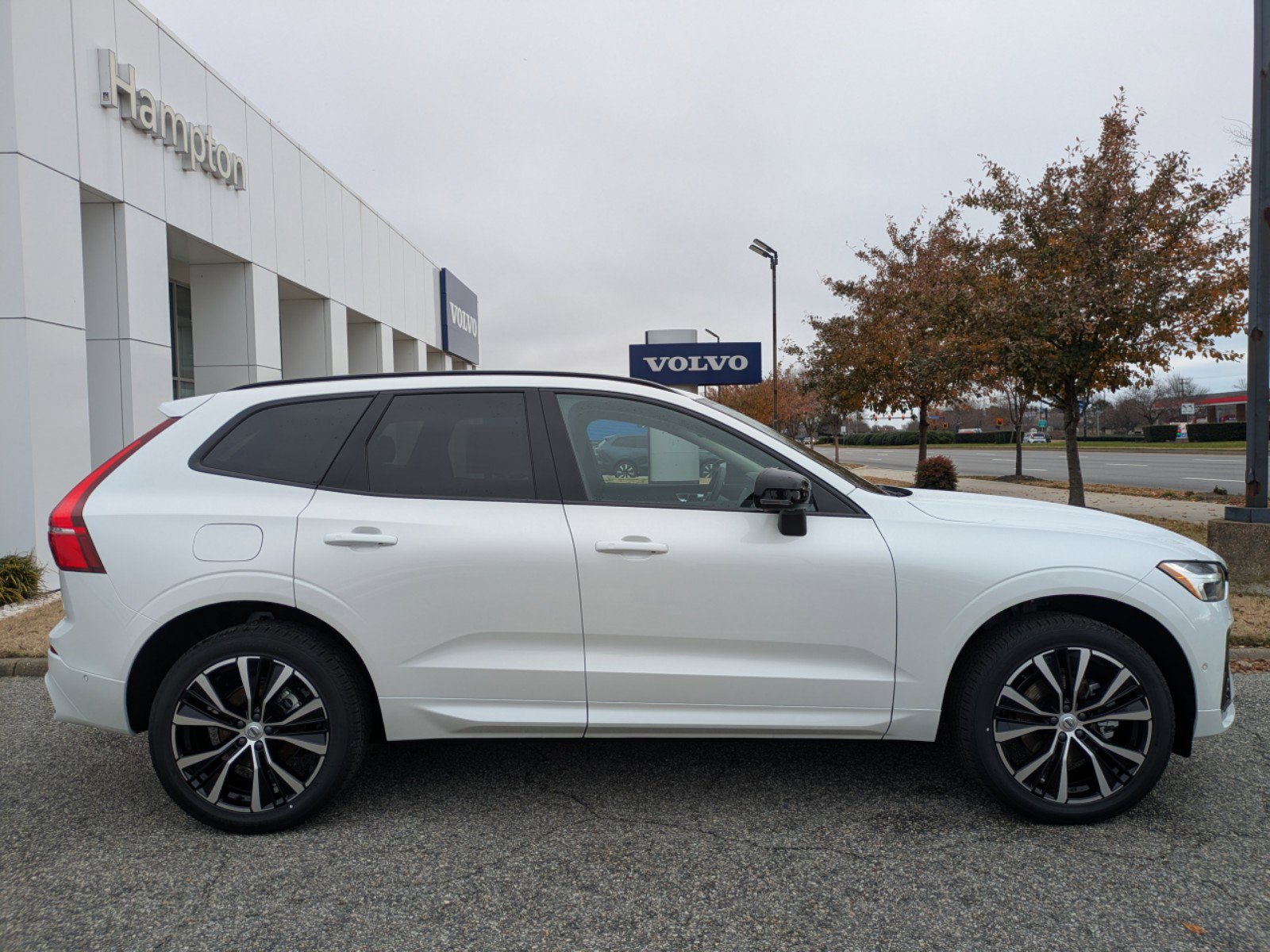 2025 Volvo XC60 B5 Plus photo 3