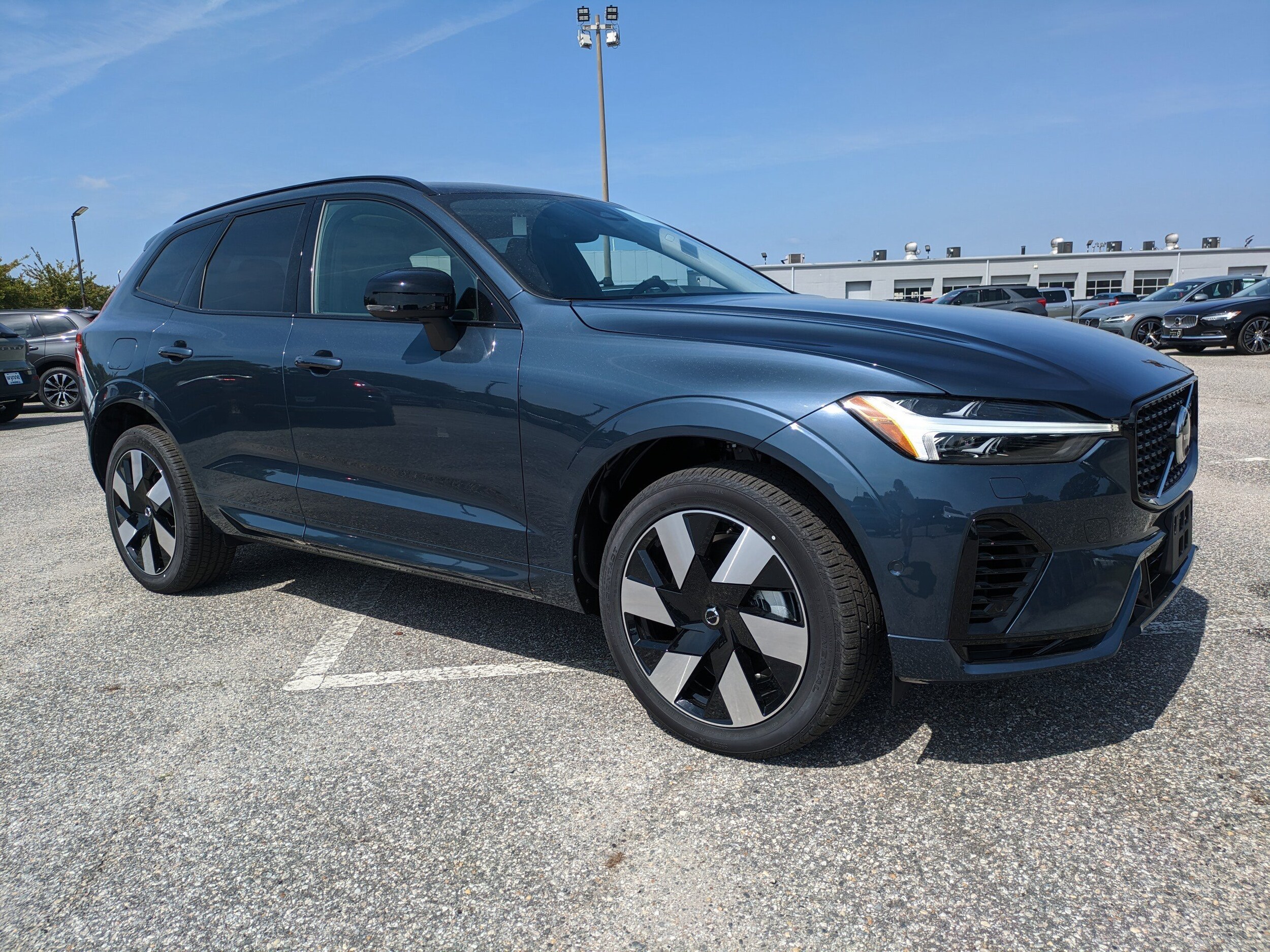 2025 Volvo XC60 Hybrid T8 Plus photo 2