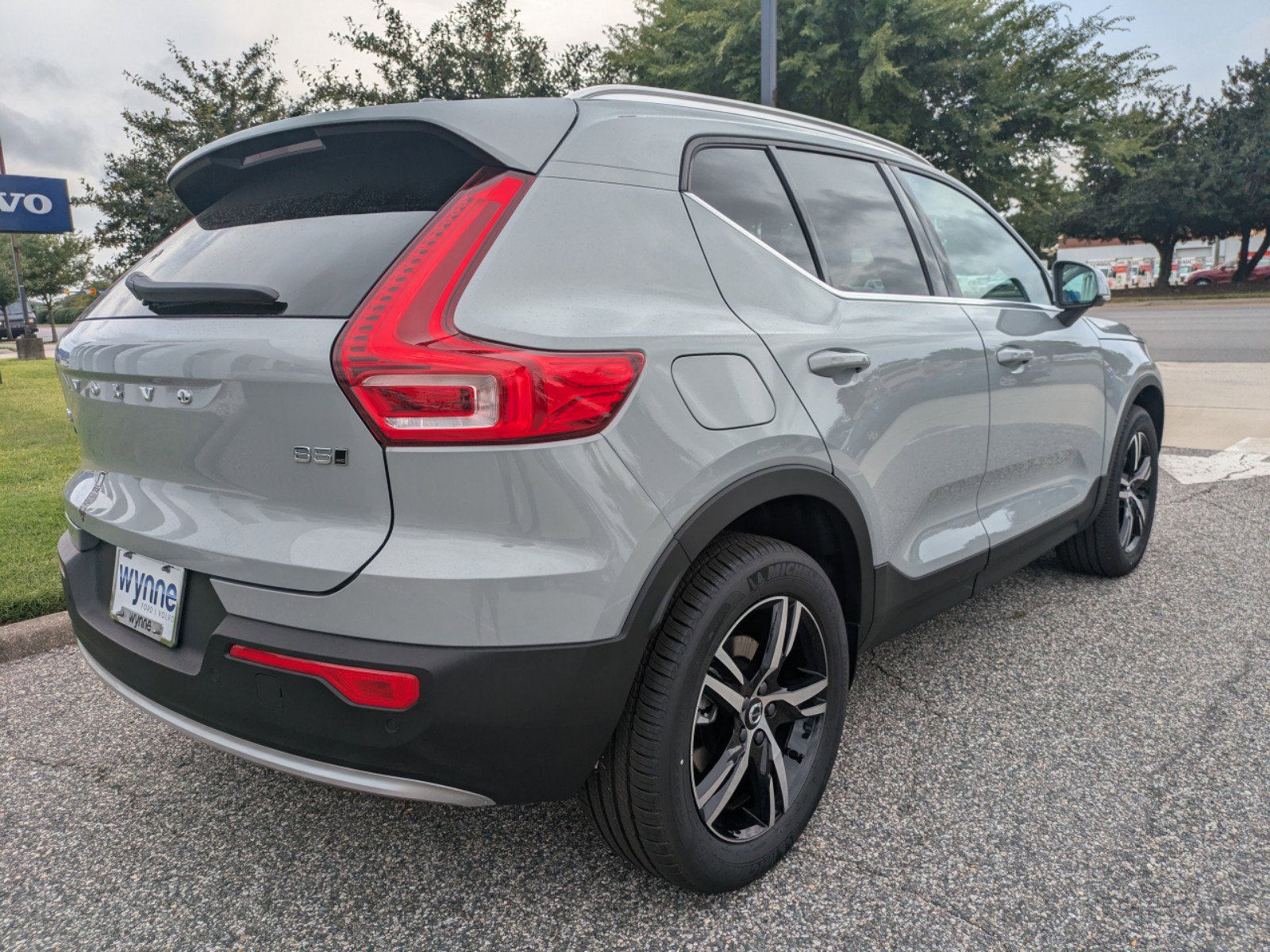 2025 Volvo XC40 Core photo 4