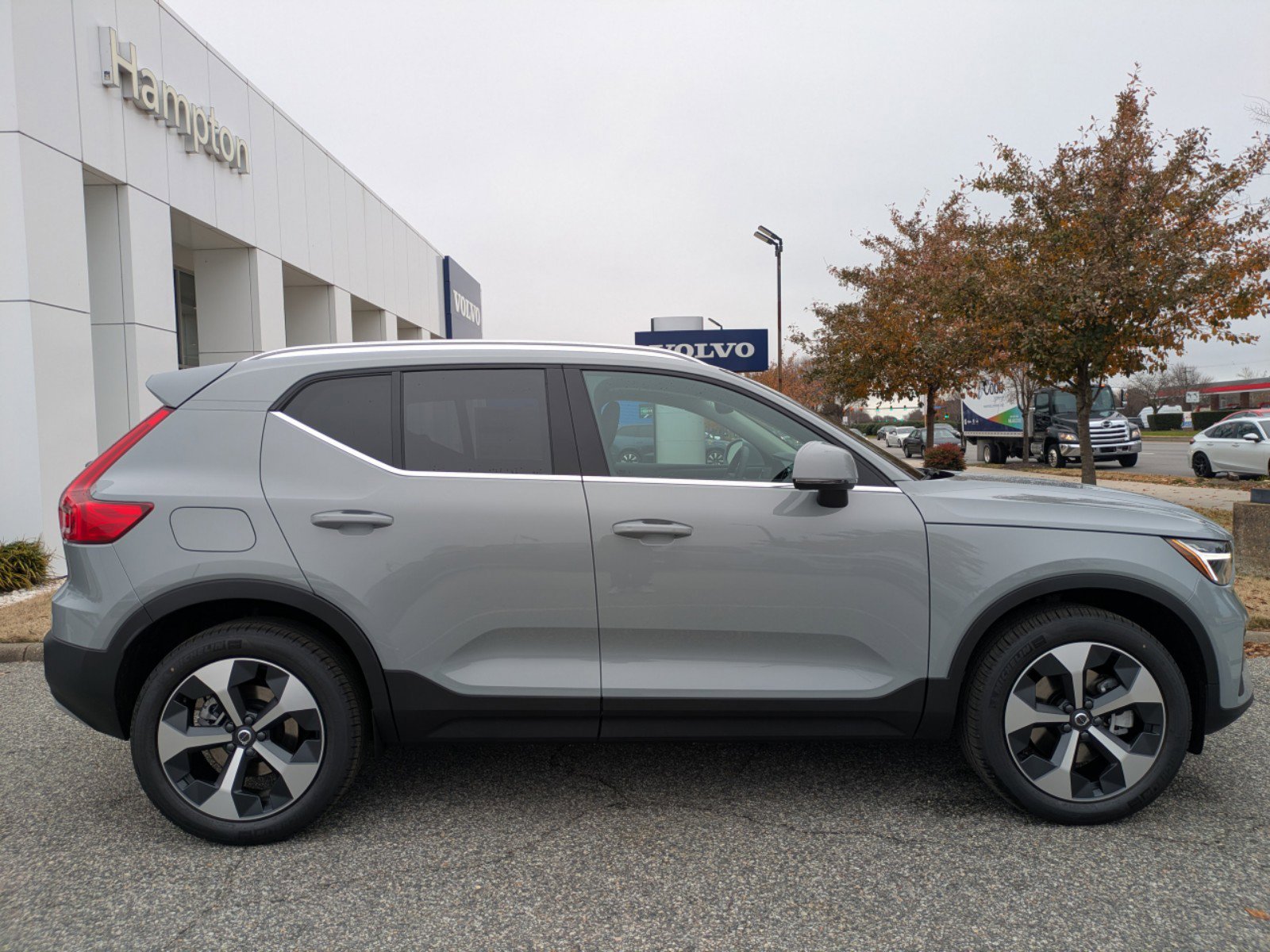 2025 Volvo XC40 Core photo 3