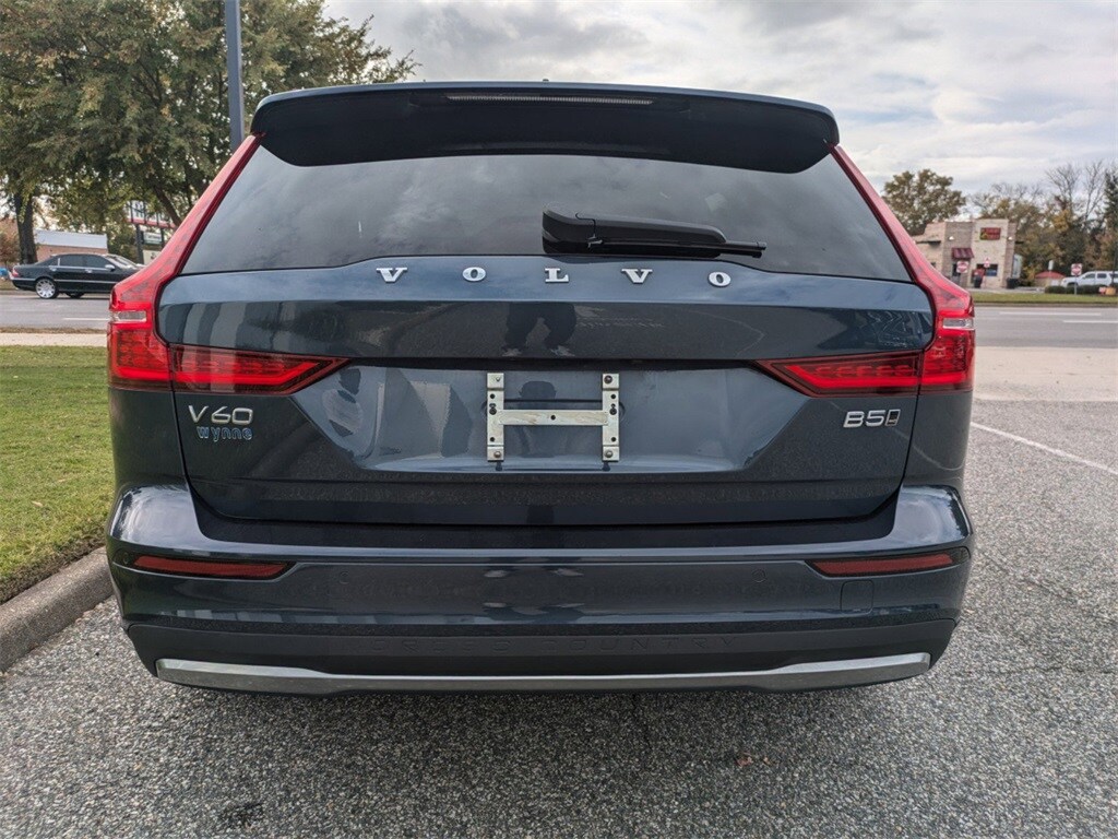2023 Volvo V60 Cross Country B5 AWD Plus photo 4